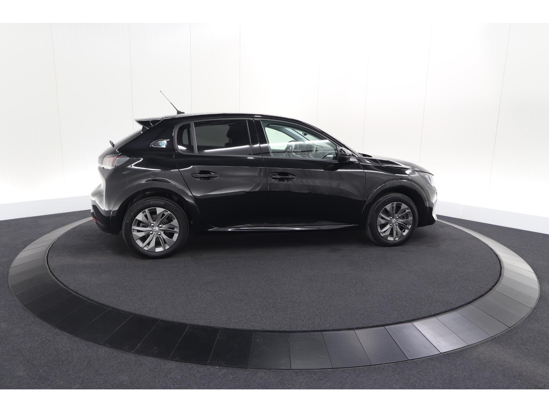 Peugeot e-208 EV Allure 50 kWh | 98,9% SOH | Camera | Navigatie | Parkeersensoren | Stoelverwarming