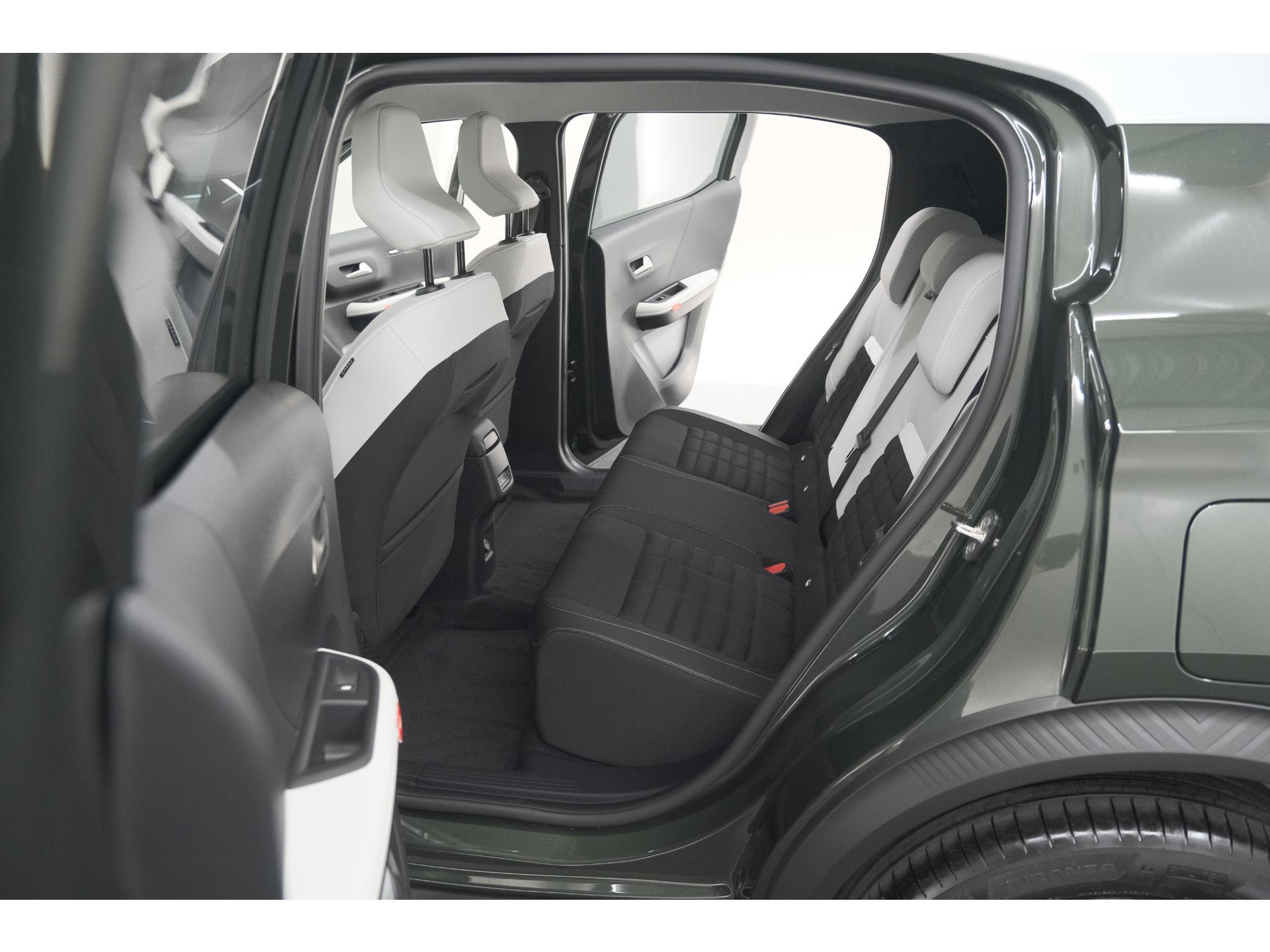Citroen Ë-C3 Aircross Plus 113pk Extended Range 54 kWh | 11 KW Lader | Camera | Apple CarPlay | Parkeersensoren