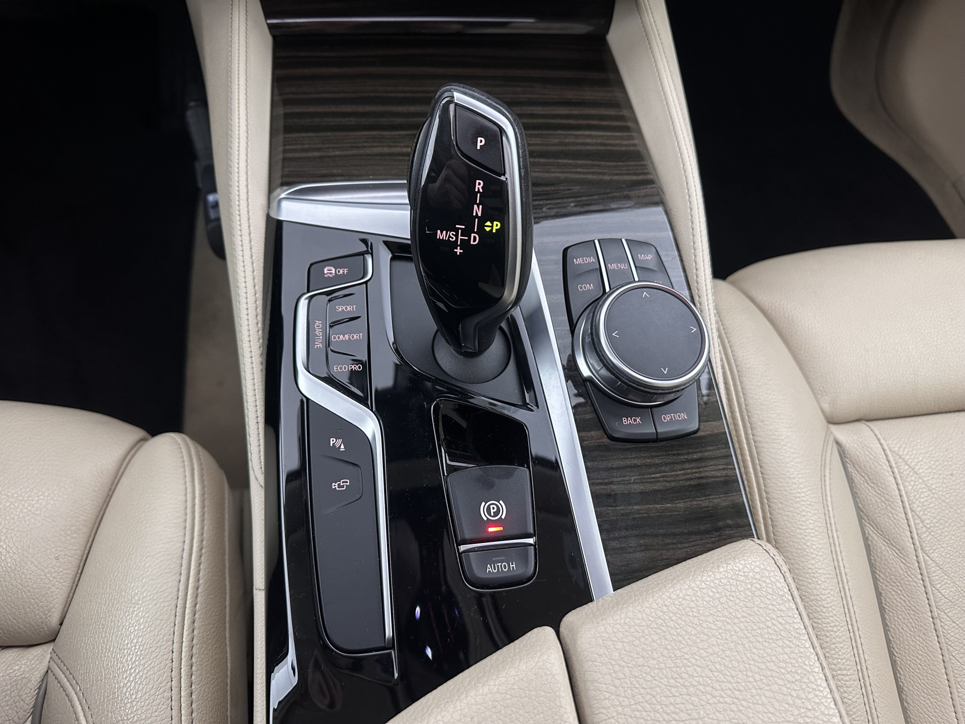 BMW 5-serie Touring 530d High Executive Luxury-Line Aut. *PANO | BOWERS-WILKINS | LEATHER | FULL-LED | ADAPTIVE-CRUISE | BLINDSPOT | MEMORY-PACK | TOPVIEW | HEAD-UP | HEATED-COMFORTSEATS | DIGI-COCKPIT | NAVI-FULLMAP | TOWBAR | 19''ALU*