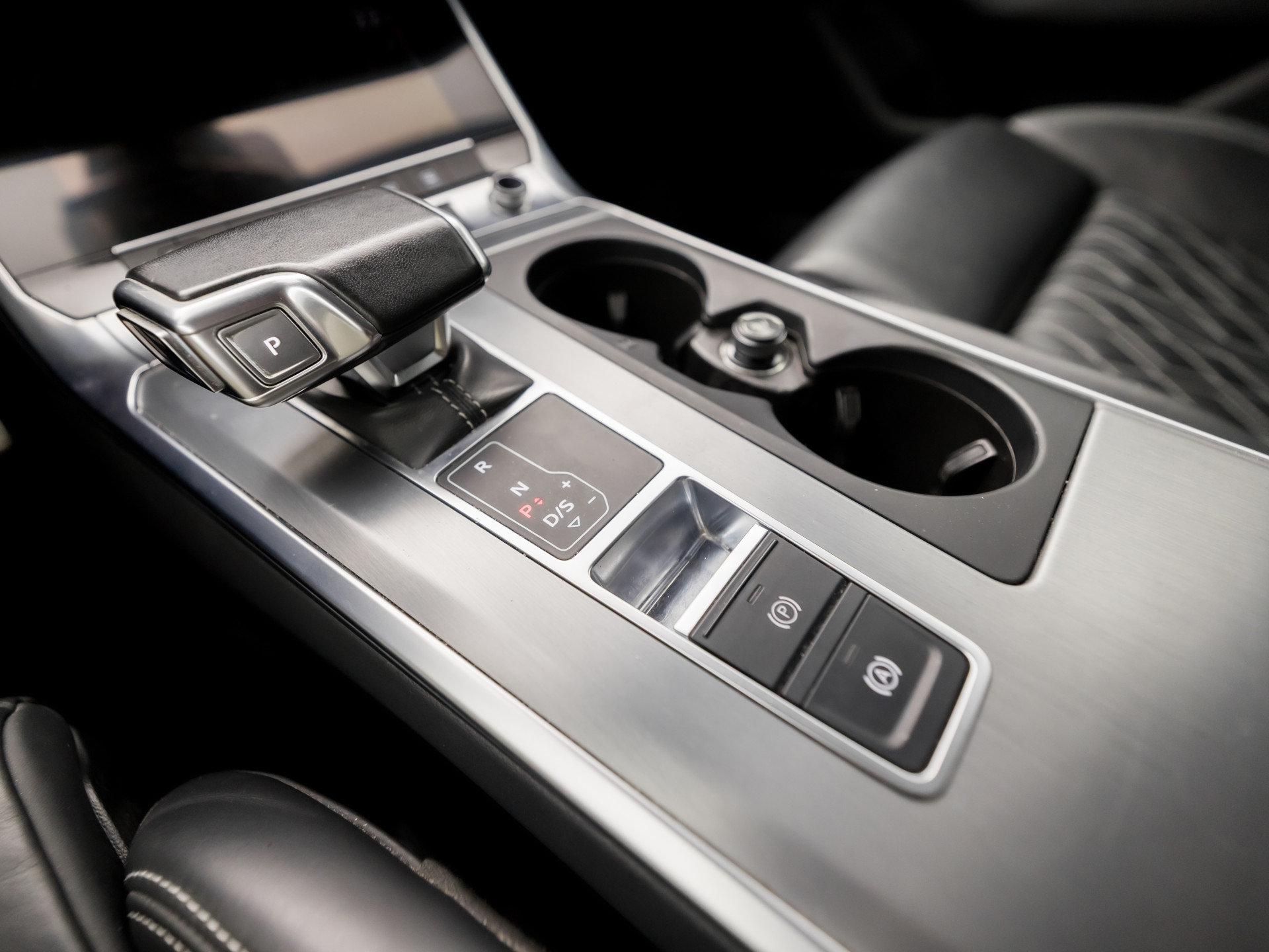 Audi A6 Avant 55 TFSI e quattro S-Line Competition 368Pk Automaat (2X S-LINE, APPLE CARPLAY, SPORTZETELS, NAPPA LEDER, MEMORY SEATS, CAMERA, ADAPTIVE CRUISE, ELEK ACHTERKLEP, STOELVERWARMING ACHTER, NIEUWSTAAT)