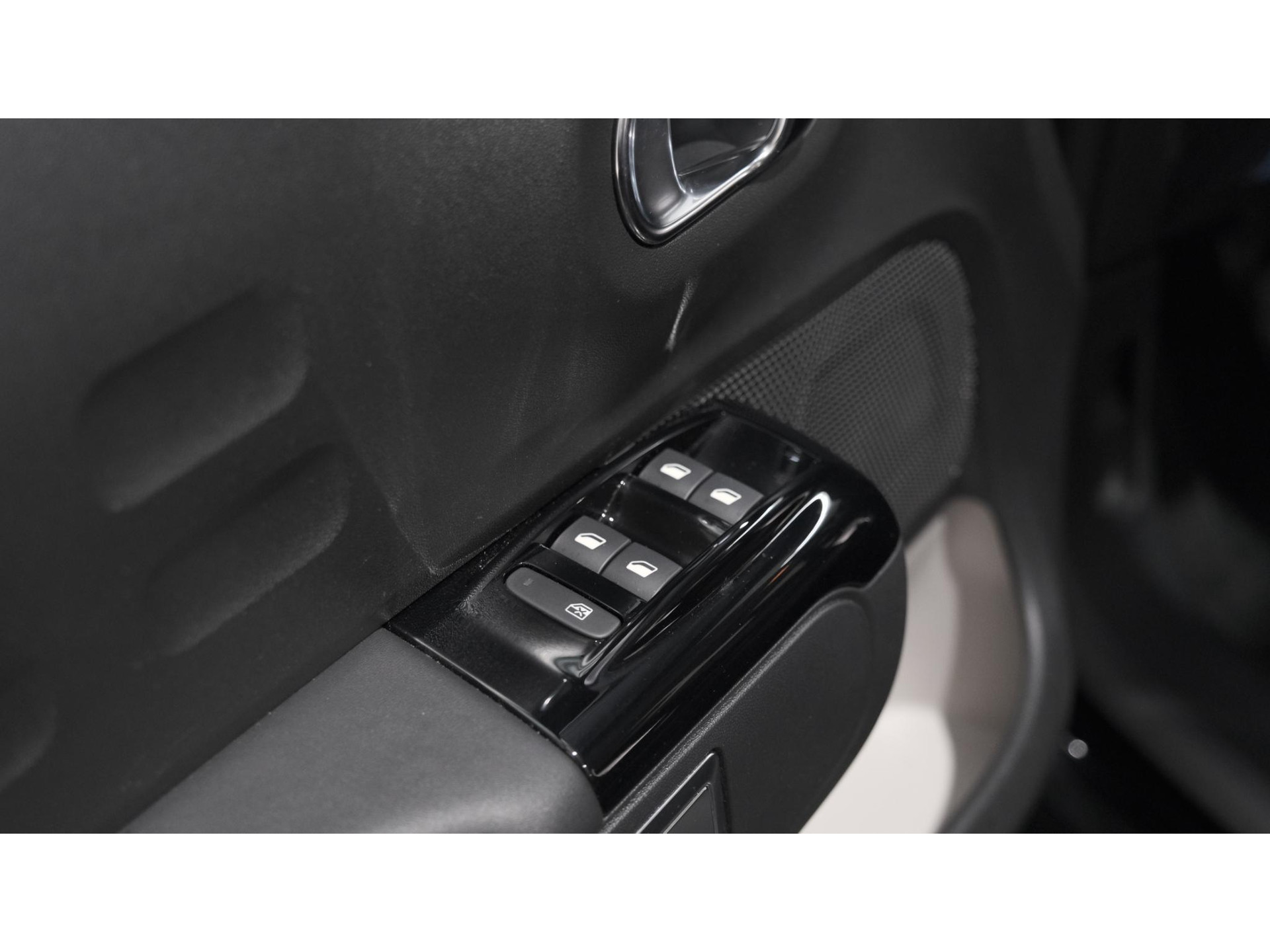 Citroen C3 PureTech 82 Feel Edition | Apple Carplay | Parkeersensoren | Navigatie | Climate Control | 16 Inch Velgen