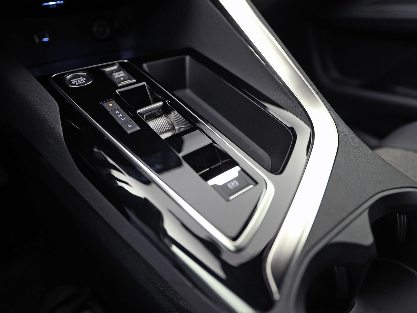 Peugeot 3008 1.6 HYbrid 225 Allure Sport 225Pk Automaat (APPLE CARPLAY, GROOT NAVI, 360 CAMERA, GETINT GLAS, SPORTSTOELEN, LEDER, ZWART HEMEL, LANE ASSIST, NIEUWSTAAT)