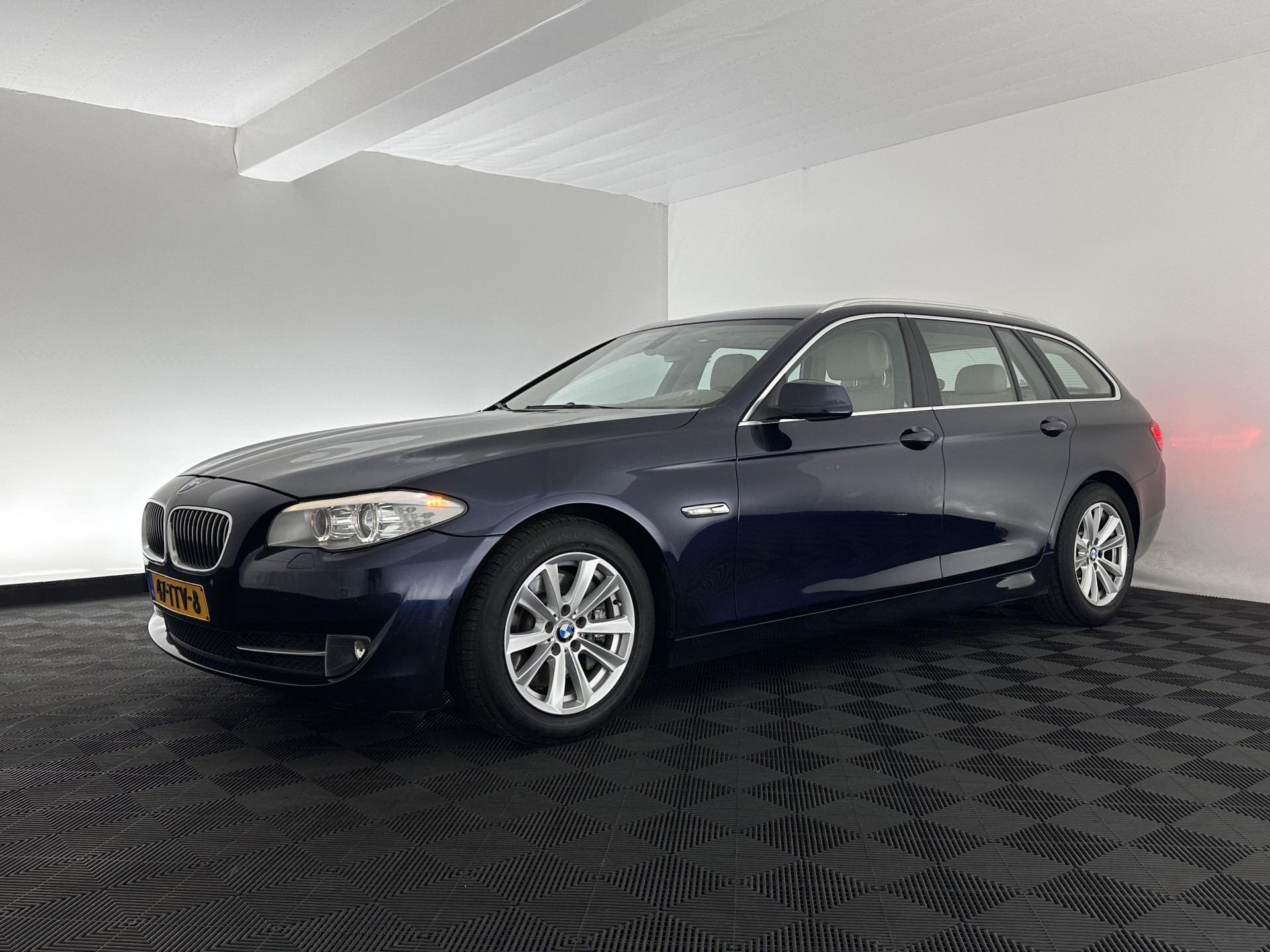 BMW 5-serie Touring 525xd High Executive AWD Aut*  LEATHER | BI-XENON | HEATED-SPORTSEATS | NAVI-FULLMAP | ECC | PDC | 17"ALU*