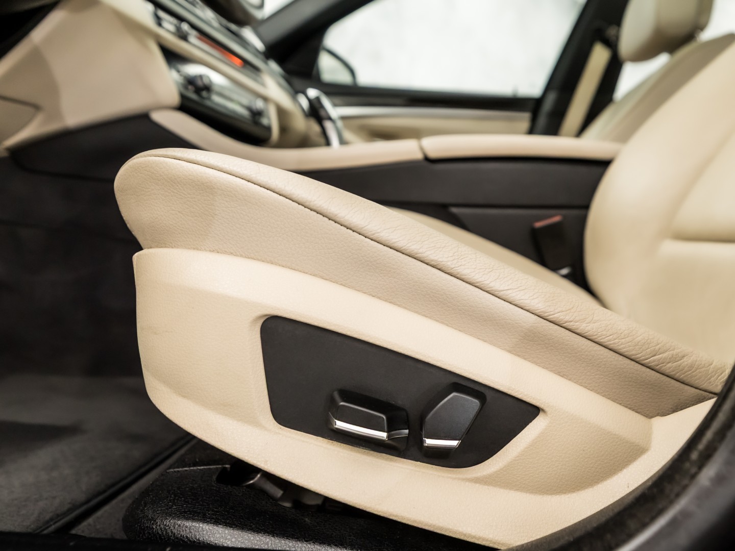 BMW 5 Serie 528i High Executive 245Pk Automaat (SCHUIFDAK, GROOT NAVI, LEDER, GETINT GLAS, ELEK SPORTSTOELEN, ZWART HEMEL, STOELVERWARMING, PARKEERSENSOREN, XENON, NIEUWSTAAT)