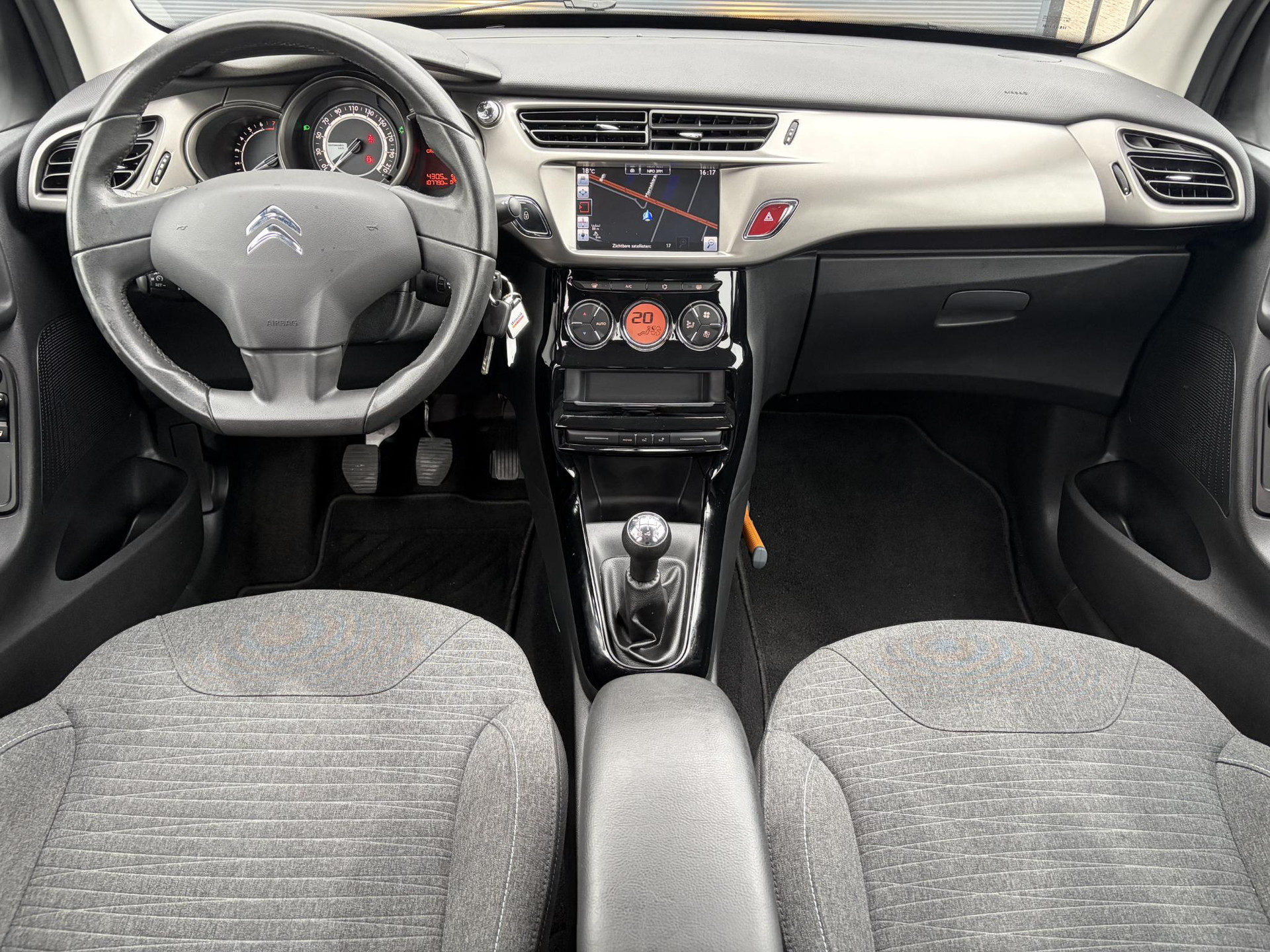 Citroen C3 1.2 PureTech Selection ✓Nieuwe D-riem✓Navi✓Carplay✓Trekhaak✓Dealer Onderhouden✓Clima✓Cruise✓5 Deurs✓Net grote beurt gehad✓N.A.P✓Apk tot 09-2027