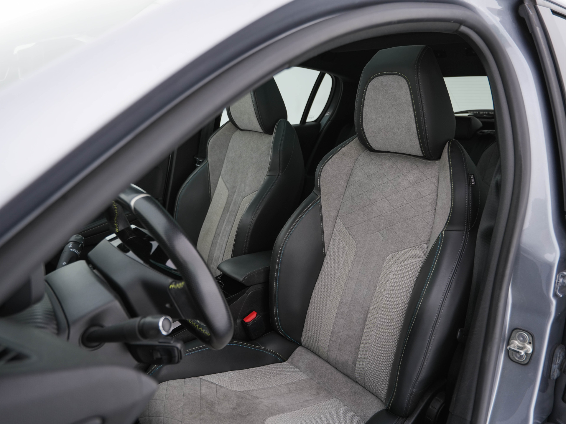 Peugeot e-208 EV GT-Line 350 50 kWh (INCL-BTW) *PANO | FULL-LED | DIGI-COCKPIT | BLINDSPOT | CAMERA | LEATHER-ALCANTARA | AMBIENT-LIGHT | NAVI-FULLMAP | LANE-ASSIST | KEYLESS | DAB | CCS-FASTLOADER | HEATED-SPORTSEATS | 17"ALU