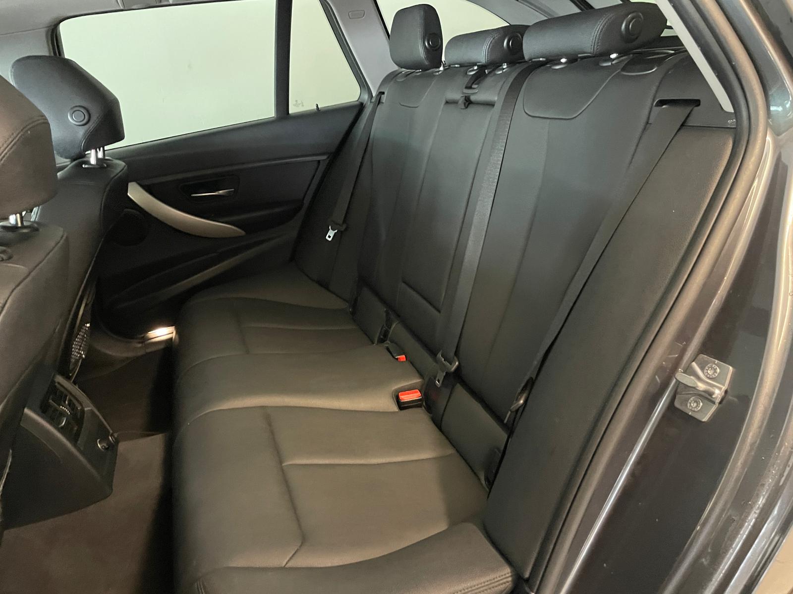 BMW 3-serie Touring 318d xDrive Executive PANORAMADAK AIRCO NAVI CRUISE BLUEOOTH ELEK RAMEN CENT VERG KEURIGE AUTO