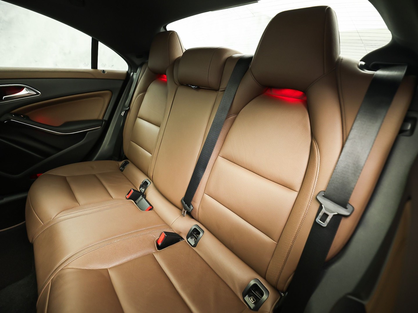 Mercedes-Benz CLA-Klasse 180 AMG Sport Automaat (PANORAMADAK, GROOT NAVI, BRUIN LEDER, CAMERA, STOELVERWARMING, SPORTSTOELEN, GETINT GLAS, DIAMOND GRILL, NIEUWE APK, NIEUWSTAAT)