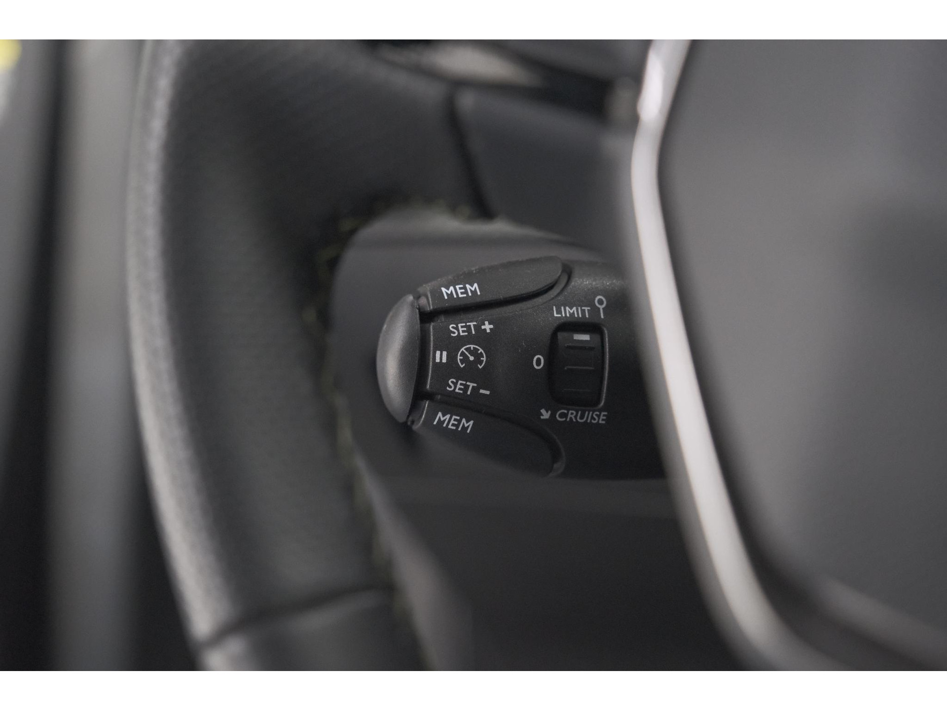 Peugeot 208 1.2 Hybrid 145 e-DCS6 GT | Alcantara Pakket | Camera | Apple Carplay | Stoelverwarming