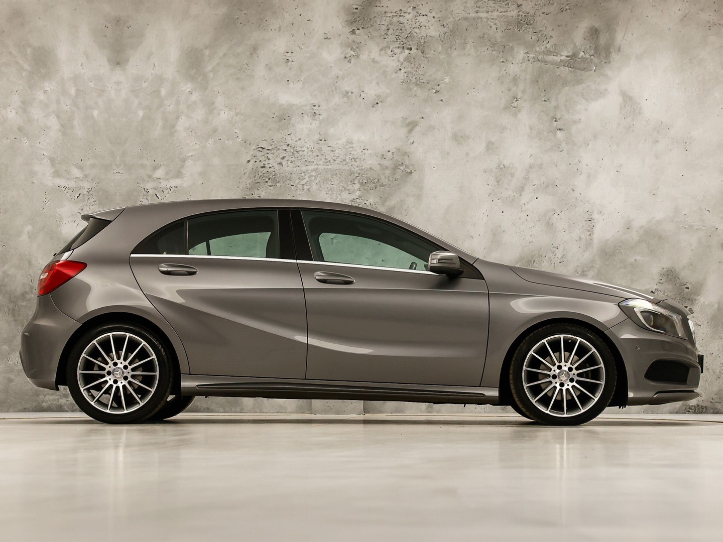 Mercedes-Benz A-Klasse 180 AMG Sport (NAVIGATIE, LEDER/ALCANTARA, DIAMOND GRILL, SPORTSTOELEN, XENON, CRUISE, NIEUWE APK, NIEUWSSTAAT)