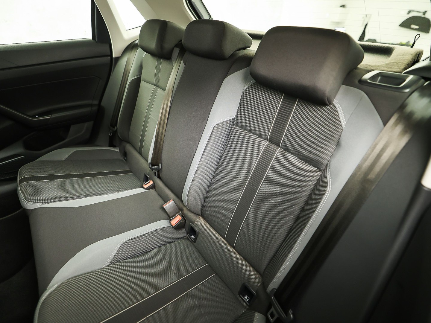 Volkswagen Polo 1.0 TSI Sport Automaat (VIRTUAL COCKPIT, APPLE CARPLAY, GROOT NAVI, CLIMATE, SPORTSTOELEN, LED KOPLAMPEN, GETINT GLAS, PARKEERSENSOREN, NIEUWSTAAT)
