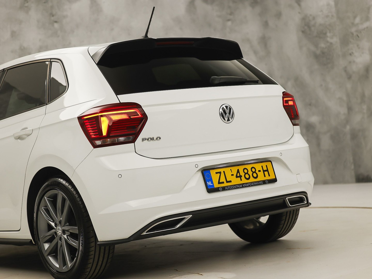 Volkswagen Polo 1.0 TSI R-Line Sport Automaat (VIRTUAL COCKPIT, ZWART HEMEL, GROOT NAVI, CLIMATE, LEDER, SPORTSTOELEN, GETINT GLAS, LM VELGEN, ADAPTIVE CRUISE, NIEUWSTAAT)