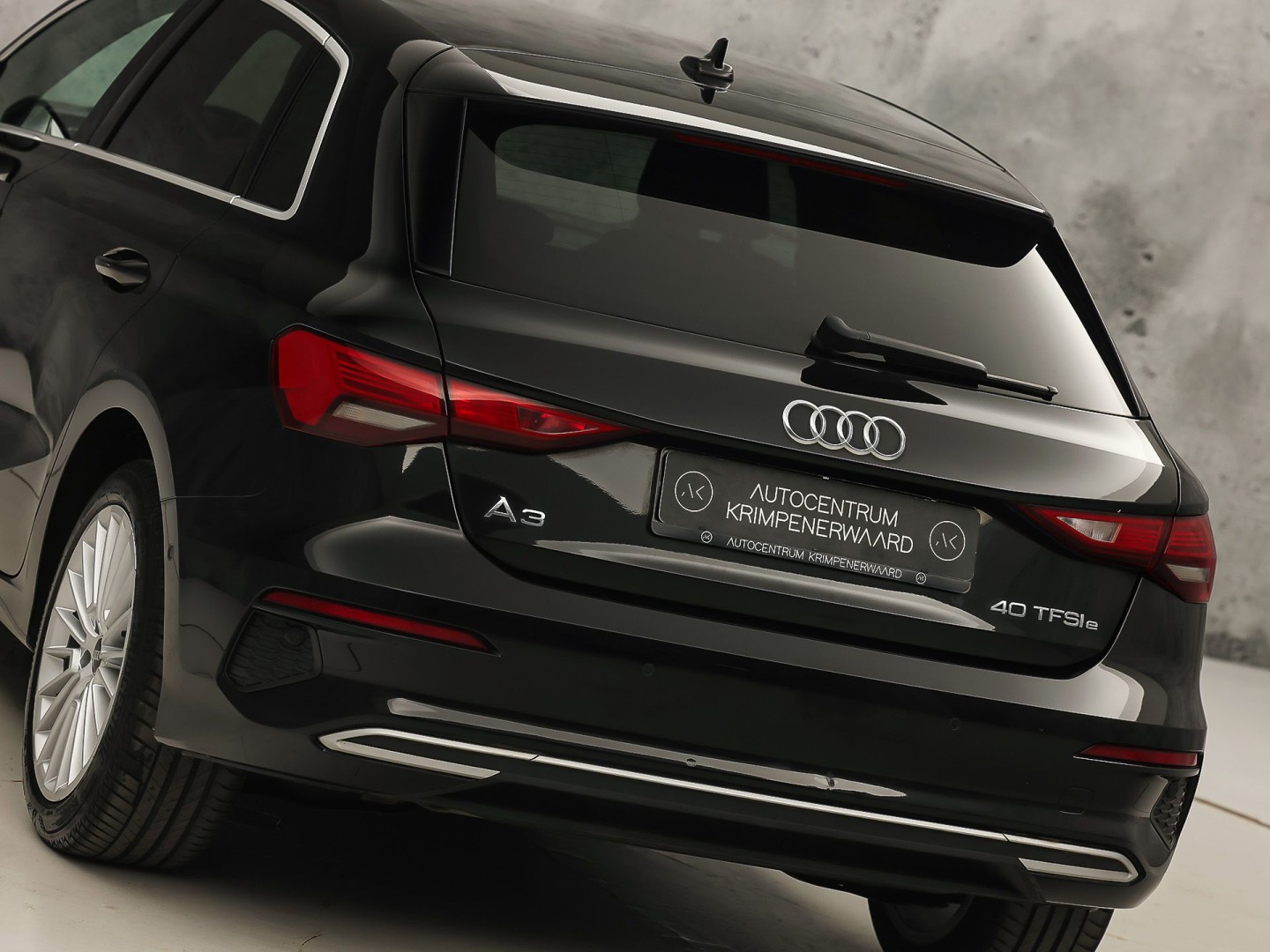 Audi A3 Sportback 40 TFSI e Sport 204Pk Automaat (APPLE CARPLAY, GROOT NAVI, LEDER, STOELVERWARMING, SPORTSTOELEN, ADAPTIVE CRUISE, GETINT GLAS, NIEUWSTAAT)
