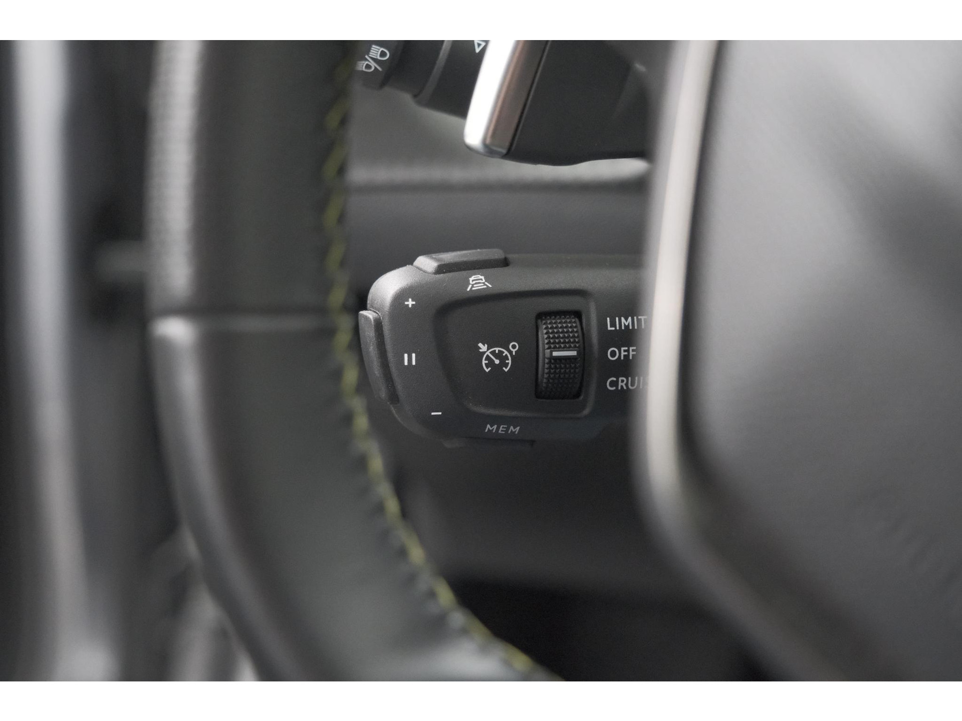 Peugeot 2008 PureTech 130 EAT8 GT | 360 Camera | Adaptieve Cruise Control | Dodehoekdetectie | Navigatie
