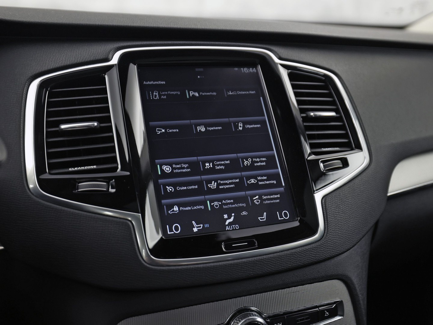 Volvo XC90 2.0 T8 Twin Engine AWD Inscription Automaat 407Pk (PANORAMADAK, APPLE CARPLAY, MEMORY SEATS, STOELVERWARMING/KOELING, CAMERA, GETINT GLAS, LEDER, TREKHAAK, NIEUWE APK)