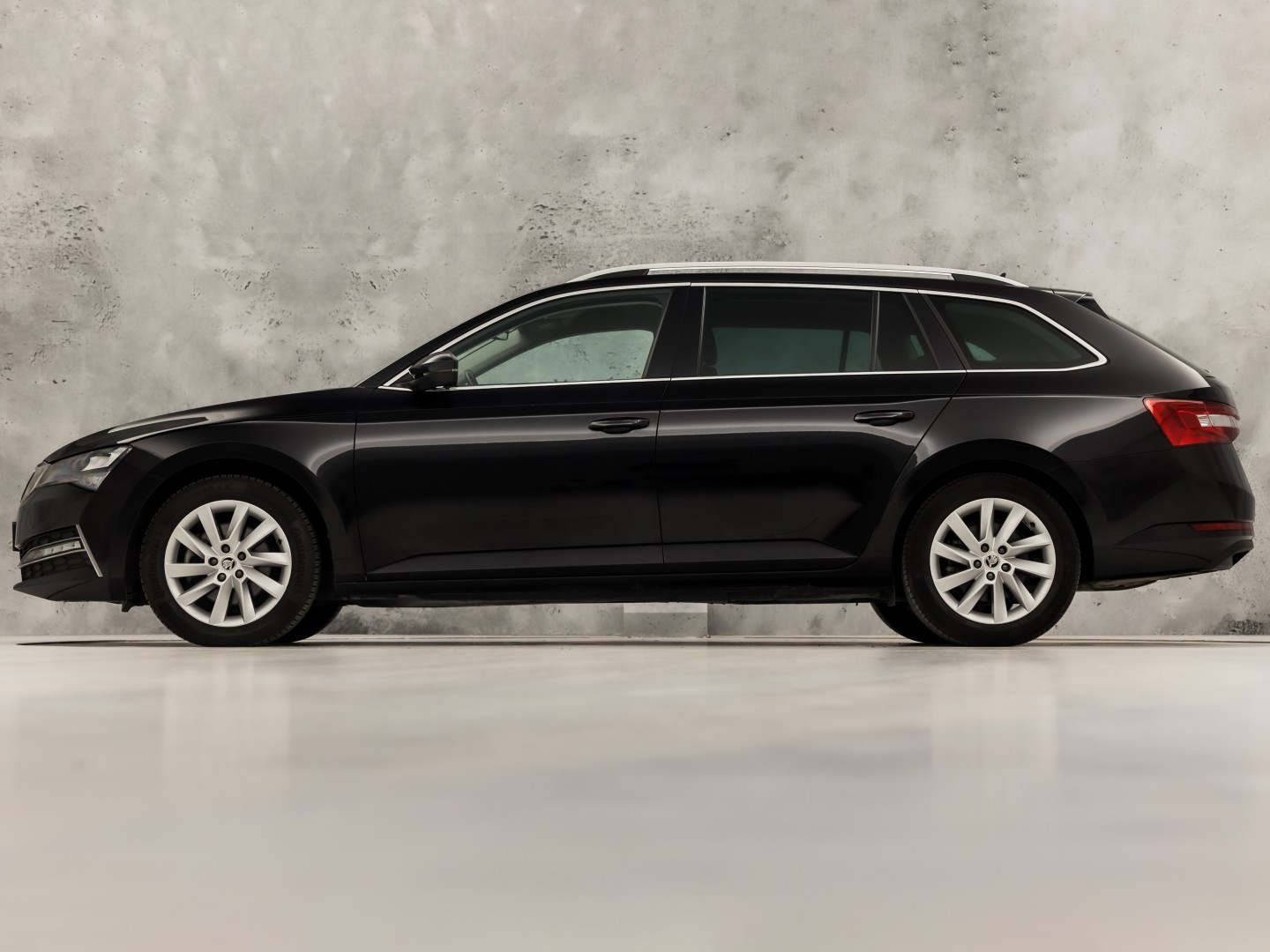 Škoda Superb Combi 1.4 TSI iV Business Sport 218Pk Automaat (VIRTUAL COCKPIT, APPLE CARPLAY, GROOT NAVI, CAMERA, STOELVERWARMING, SPORTSTOELEN, KEYLESS, ADAPTIVE CRUISE, GETINT GLAS, NIEUWSTAAT)
