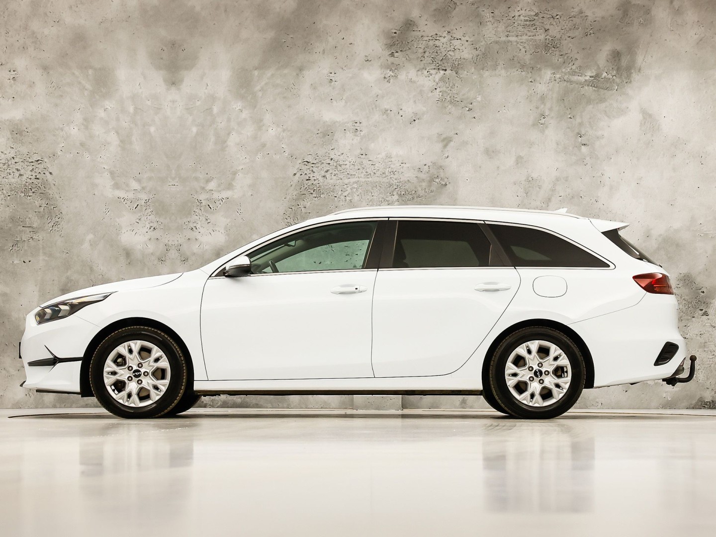 Kia Ceed 1.0 T-GDi DynamicPlusLine (APPLE CARPLAY, GROOT NAVI, STUUR/STOELVERWARMING, CAMERA, SPORTSTOELEN, TREKHAAK, GETINT GLAS, KEYLESS, NIEUWSTAAT)