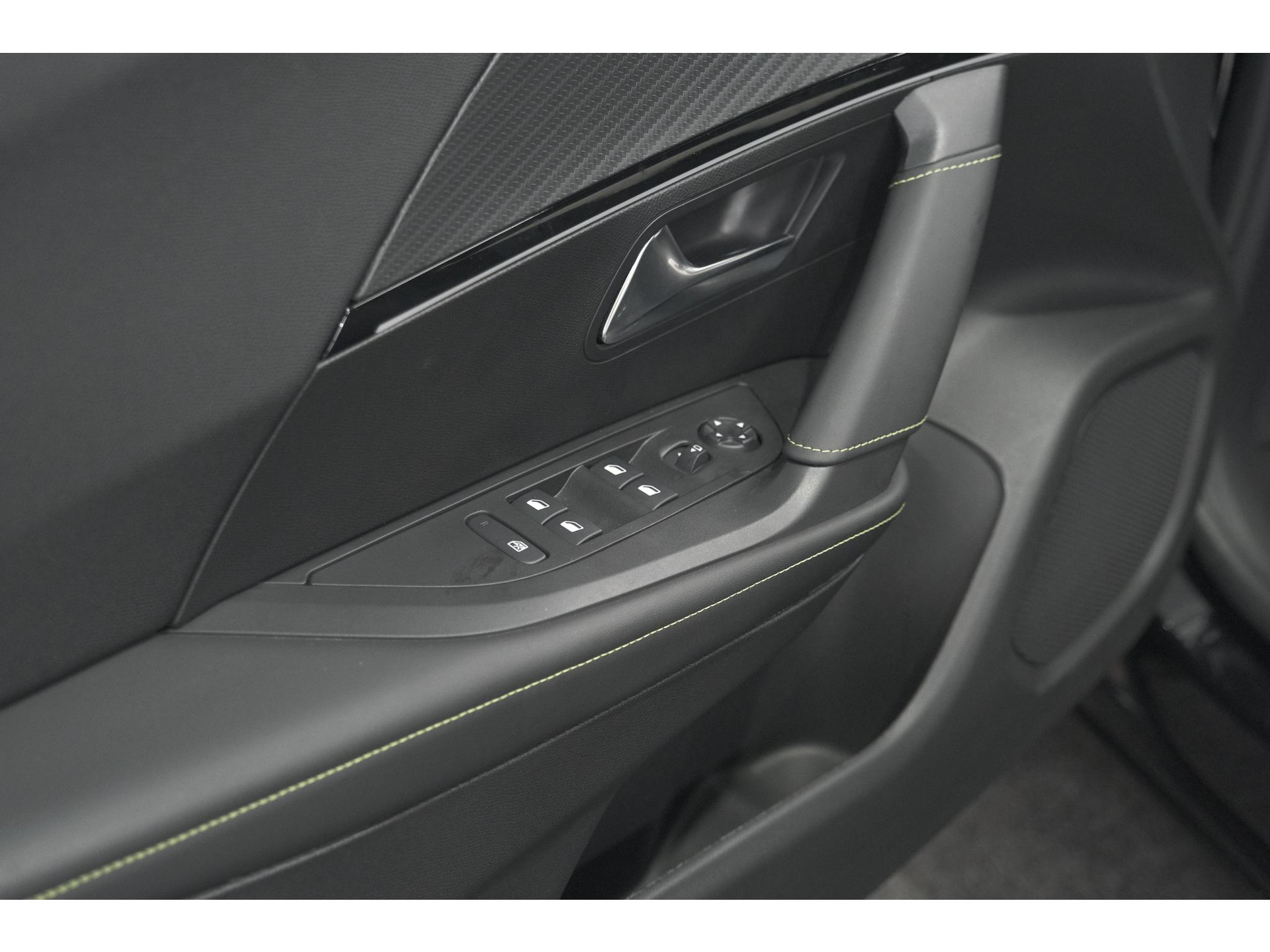 Peugeot 2008 PureTech 130 EAT8 GT | 360 Camera | Adaptieve Cruise Control | Stoelmassage | Apple Carplay