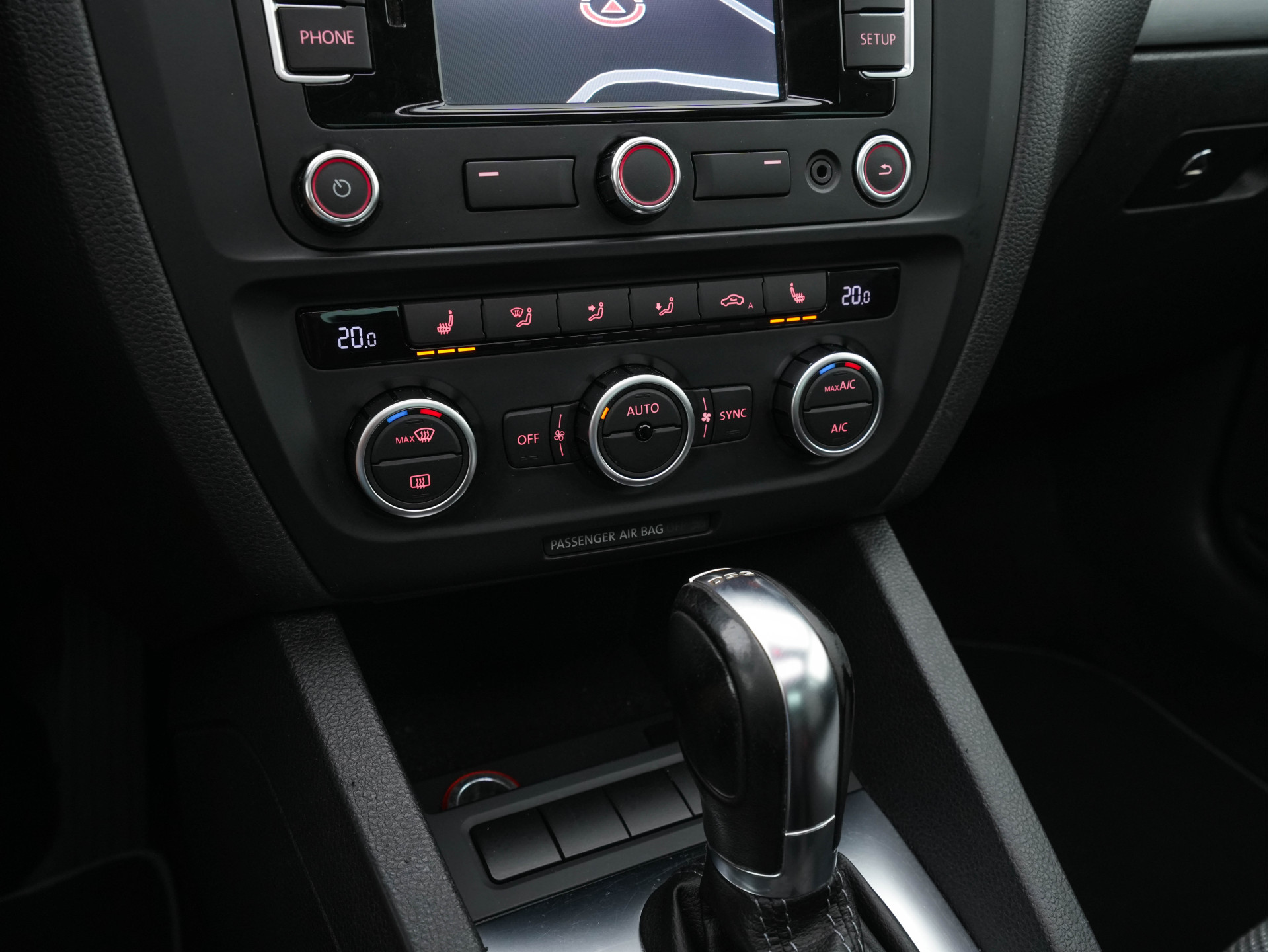 Volkswagen Jetta 1.4 TSI Hybrid Highline Executive-Pack Aut. *PANO | BI-XENON | NAVI-FULLMAP | CAMERA | HEATED-COMFORTSEATS | ECC | PDC | PRIVACY-GLASS | CRUISE | RADIO-CD | SHIFT-PADDLES | 17''ALU*