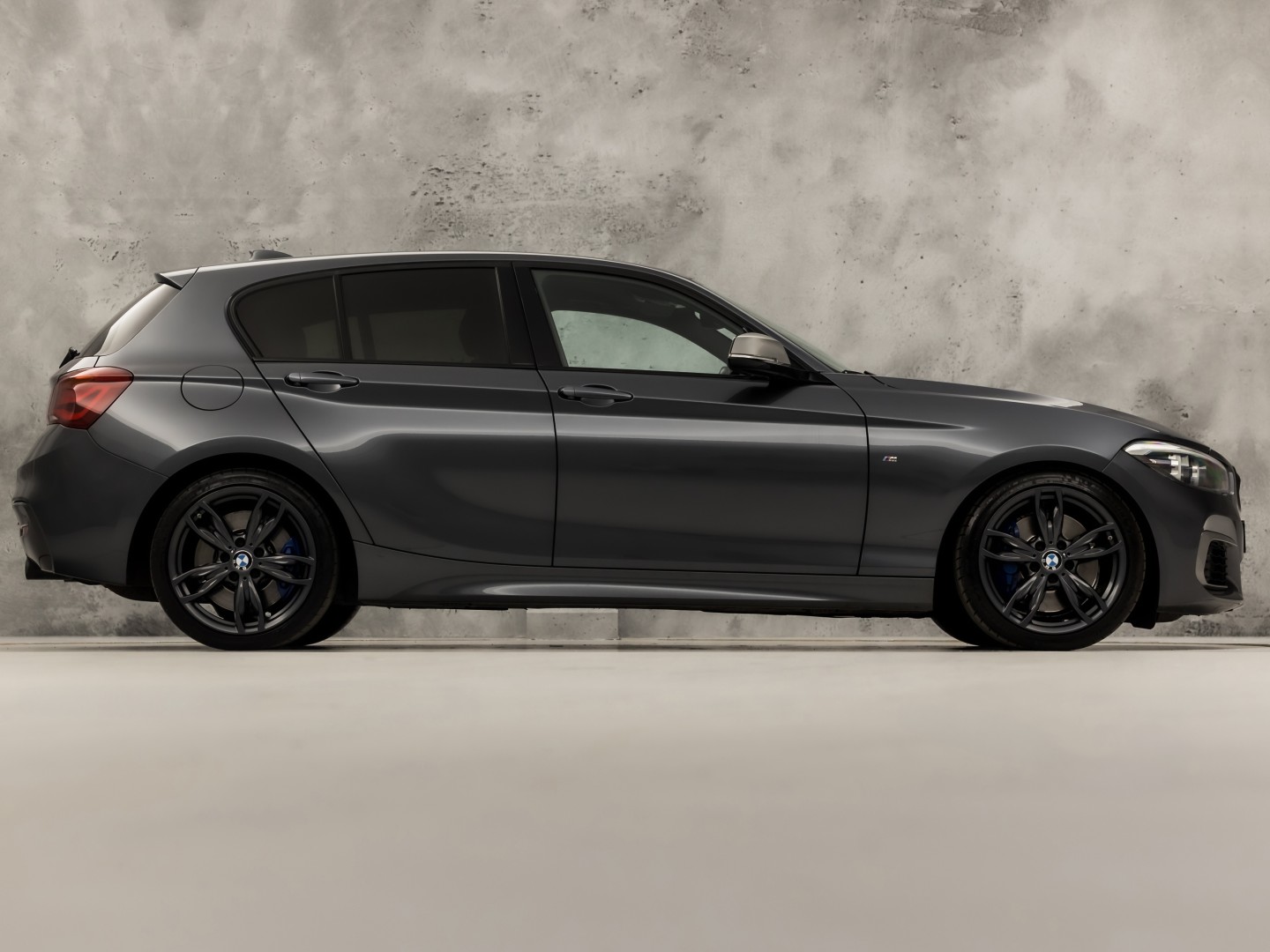 BMW M140i M Sport High Executive 340Pk Automaat (6 CILINDER, M PAKKET, HARMAN/KARDON, ALCANTARA, CAMERA, SPORTSTOELEN, M SPORTREMMEN, NAVIGATIE, STOELVERWARMING, GETINT GLAS, NIEUWSTAAT)