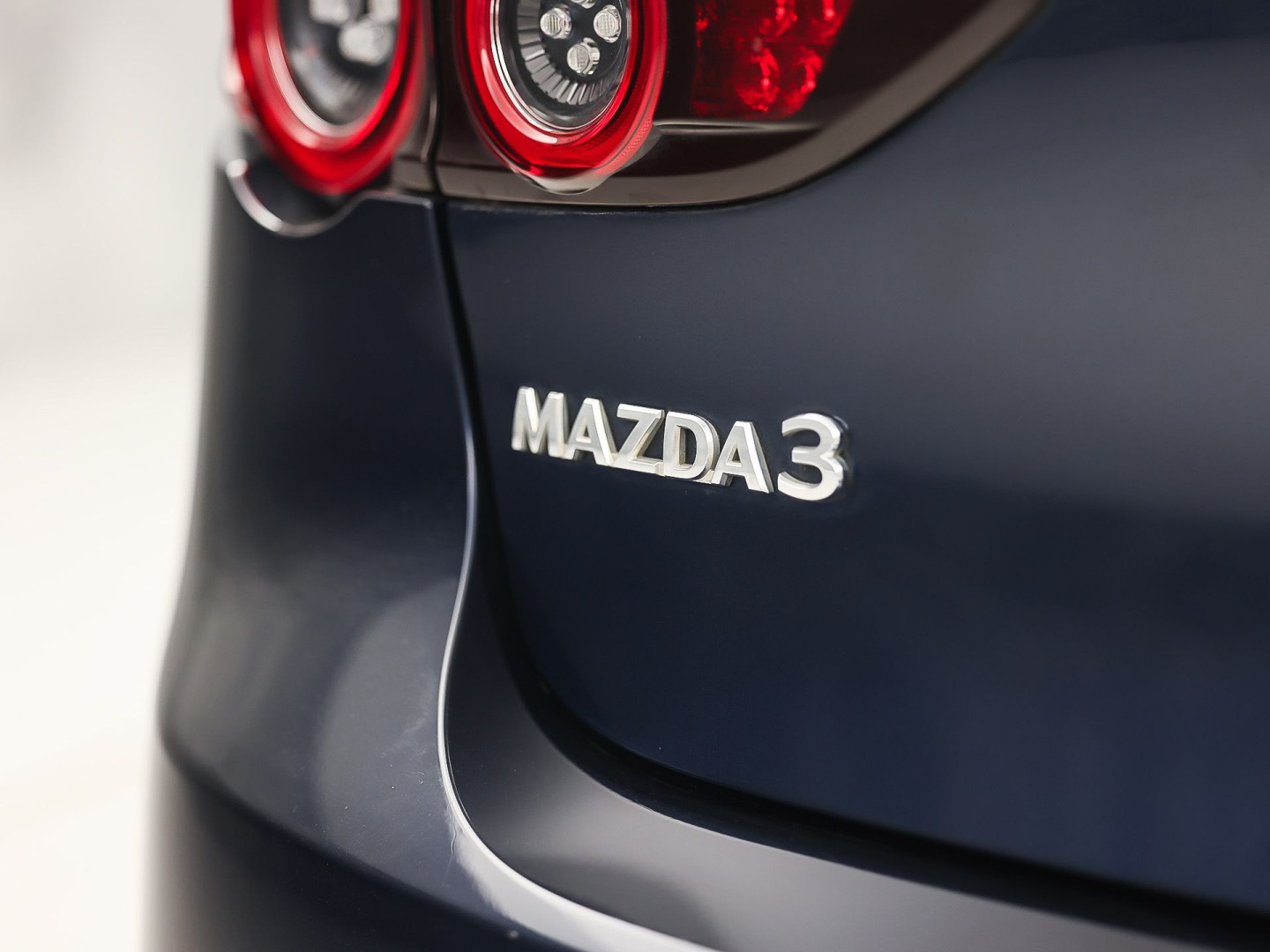 Mazda 3 2.0 e-SkyActiv-G M Hybrid 122 Automaat (GROOT NAVI, CLIMATE, STUUR/STOELVERWARMING, BOSE AUDIO, CAMERA, SPORTSTOELEN, ADAPTIVE CRUISE, HEAD-UP DISPLAY, NIEUWSTAAT)