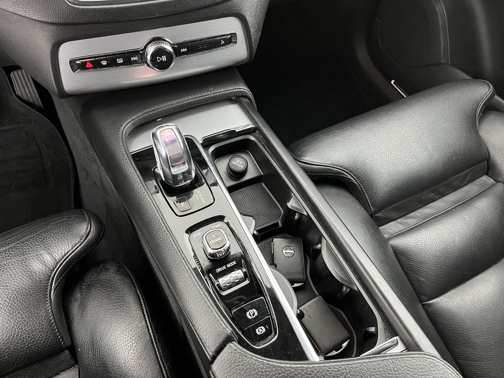 Volvo XC90 2.0 T8 Twin Engine AWD Inscription [ 7-Pers. ] (INCL-BTW) Aut. *PANO | HEAD-UP | LUXURY-LEATHER | FULL-LED | DIGI-COCKPIT | NAVI-FULLMAP | CARPLAY | ECC | HEATED-COMFORTSEATS | LANE-ASSIST | PDC | TOWBAR | 19"ALU*