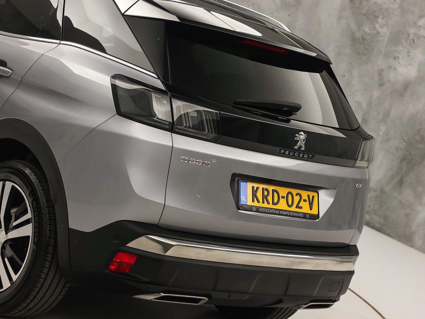 Peugeot 3008 1.2 PureTech GT Line (PANORAMADAK, APPLE CARPLAY, GROOT NAVI, LEDER, STOELVERWARMING, SPORTSTOELEN, GETINT GLAS, KEYLESS, NIEUWSTAAT)