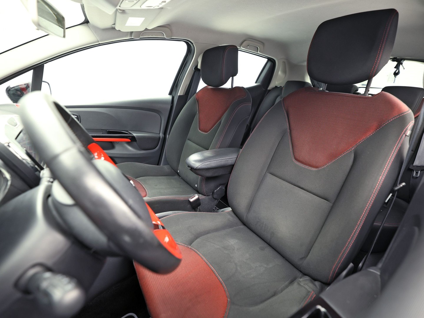 Renault Clio 0.9 TCe Dynamic Sport (NAVIGATIE, CRUISE, LM VELGEN, SPORTSTOELEN, NIEUWE APK, NIEUWSTAAT)