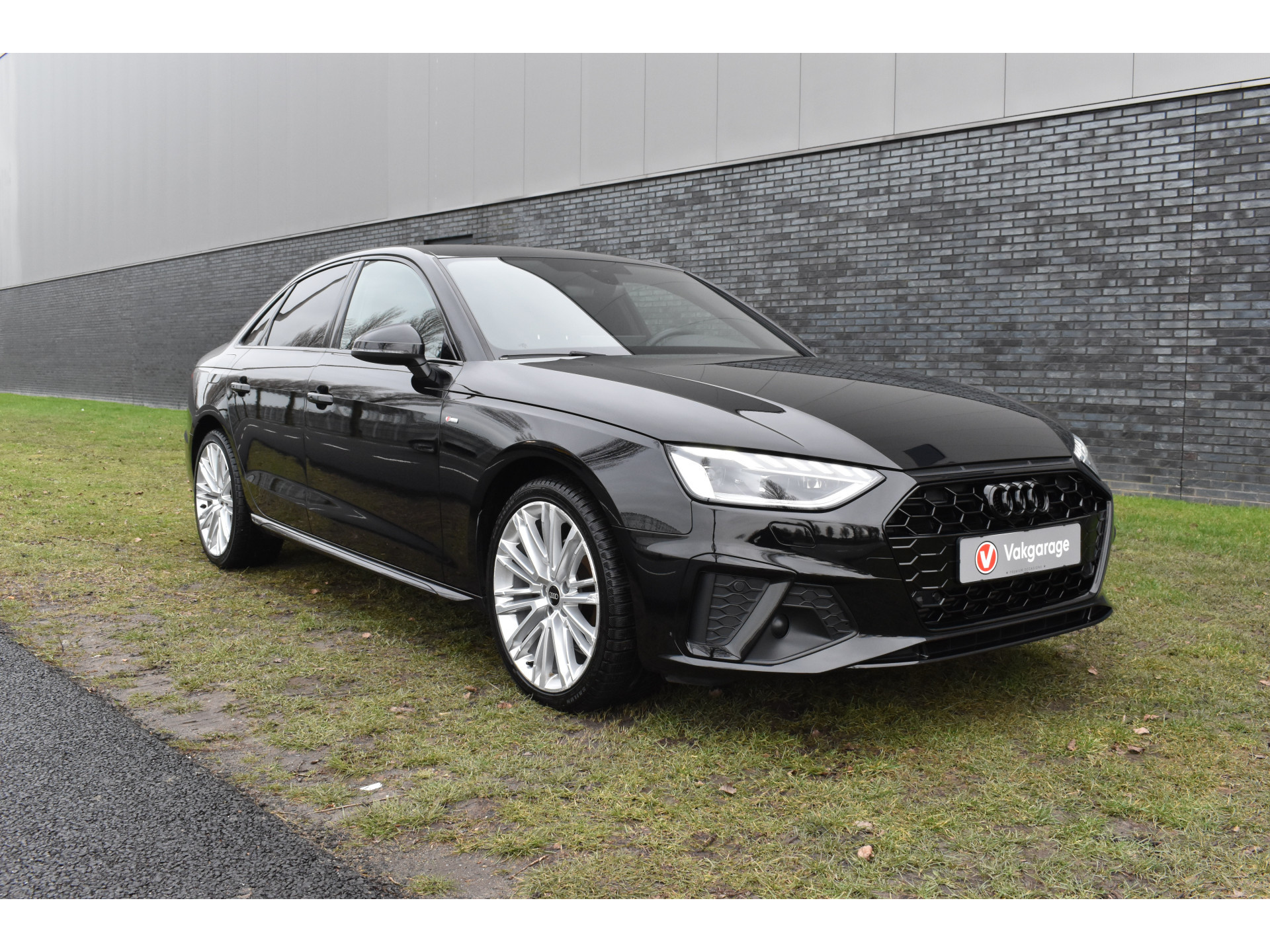 Audi A4 Limousine 35 TFSI S-line 2.0 Mild Hybrid S-line black-line Automaat Leder interieur