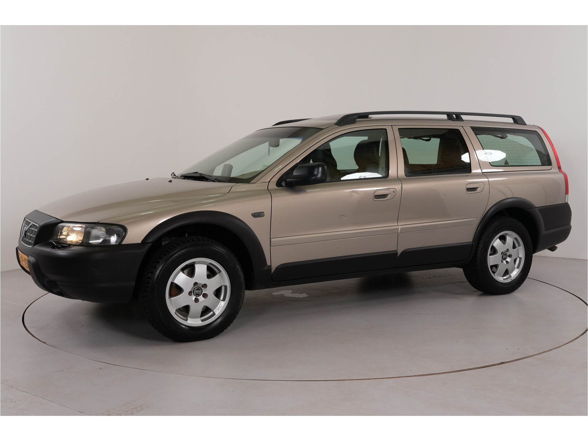 Volvo V70 Cross Country 2.4 T Geartr. Comf. | Blijvend Youngtimer | Trekhaak | Lage stand |