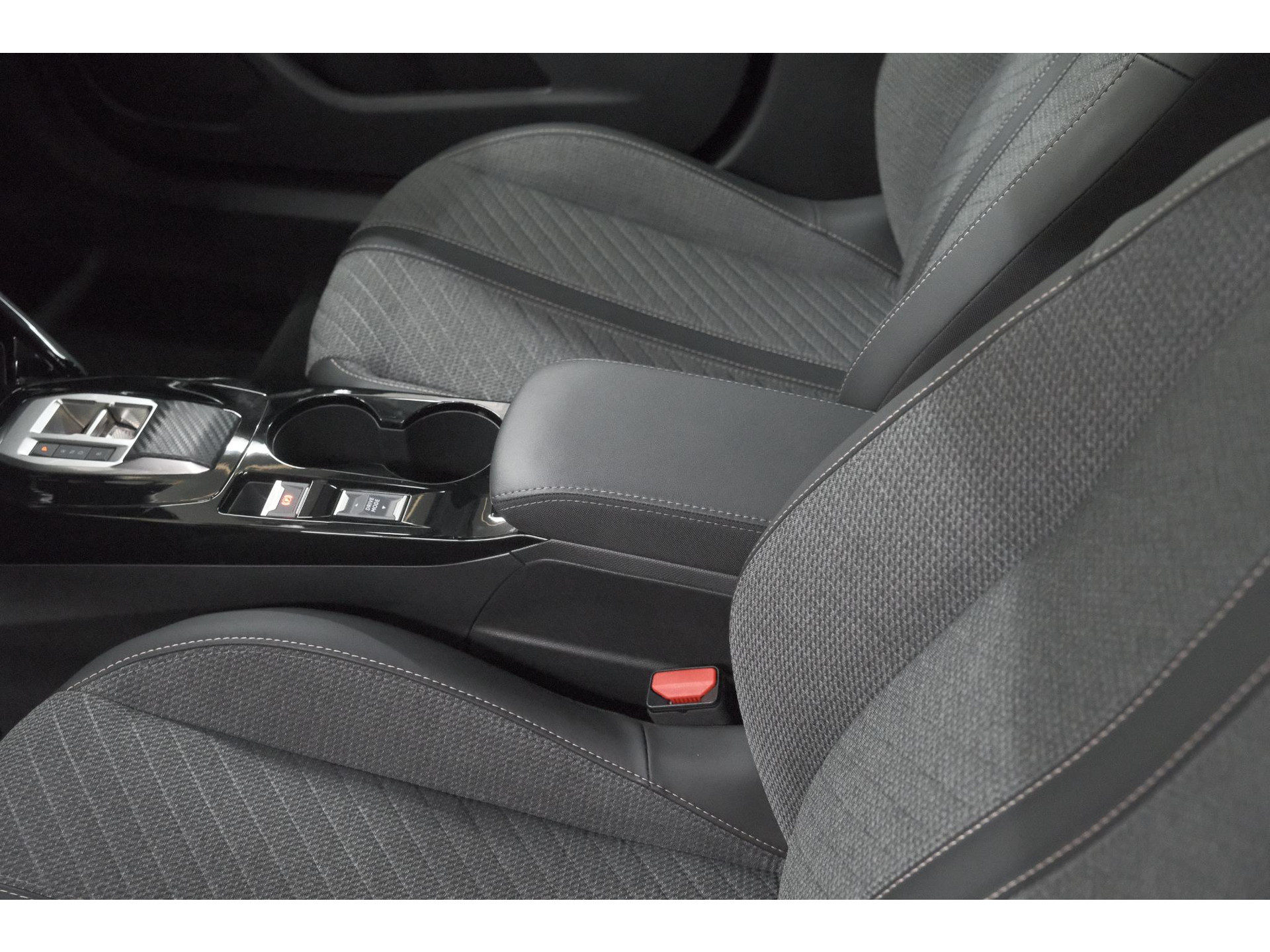Peugeot e-2008 EV Allure 54 kWh | 97,2% SOH | 11 KW Lader | Apple Carplay | Parkeersensoren