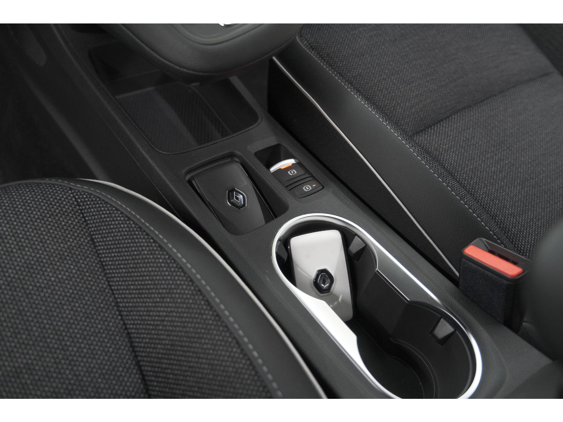 Renault Captur Mild Hybrid 140 EDC Techno | Camera | 9.3 Inch Scherm | Apple Carplay | Parkeersensoren | Allseason Banden | Stoelverwarming