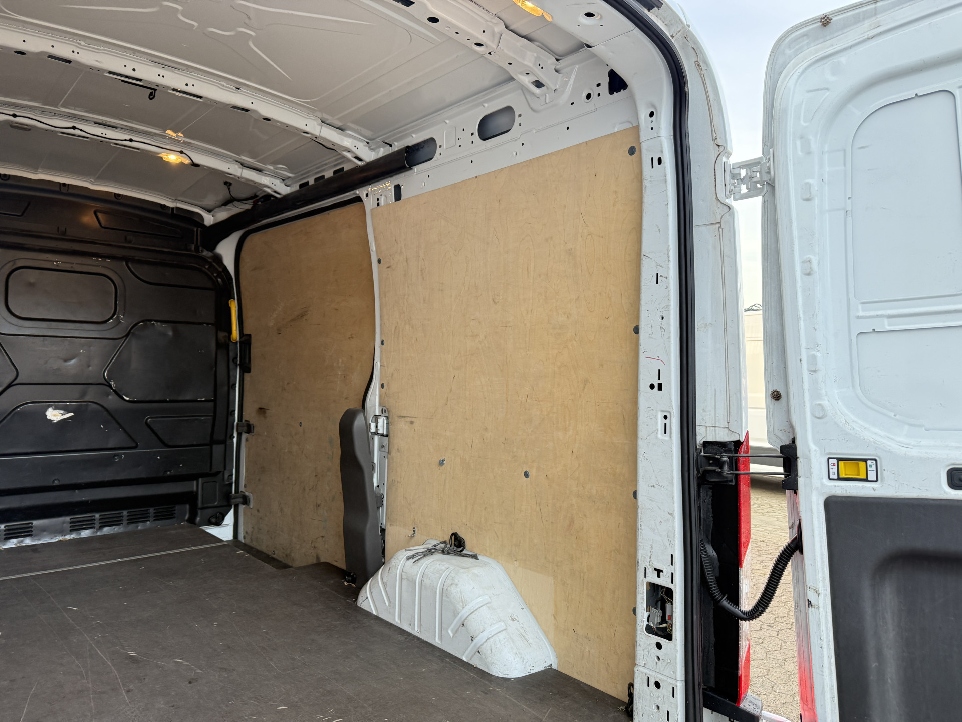 Ford e-Transit 68kWh 184PK L2H2 317km WLTP 95,6% (SOH) BEV Snelladen 360° Camera Cruise control Climate control Carplay Navigatie Parkeersensoren
