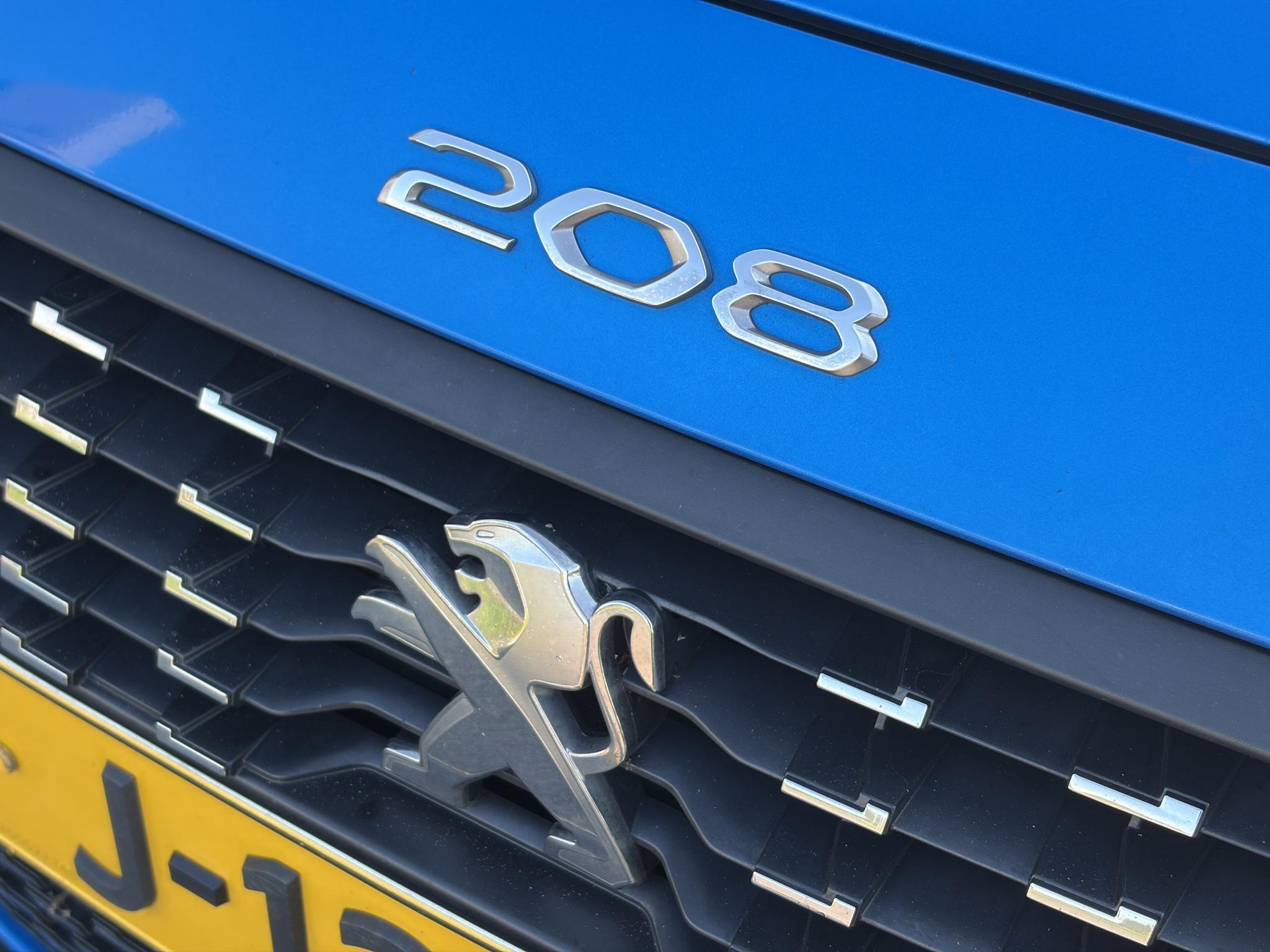 Peugeot 208 1.2 PureTech Allure ✓D-riem vv in 10-2025✓1e Eigenaar✓360° Camera✓Carplay✓Navi✓101pk✓LED✓Clima✓Cruise✓6 Bak✓Pdc✓Lm velgen✓Halfleder✓Recent beurt gehad✓N.A.P✓Apk tot 08-2028