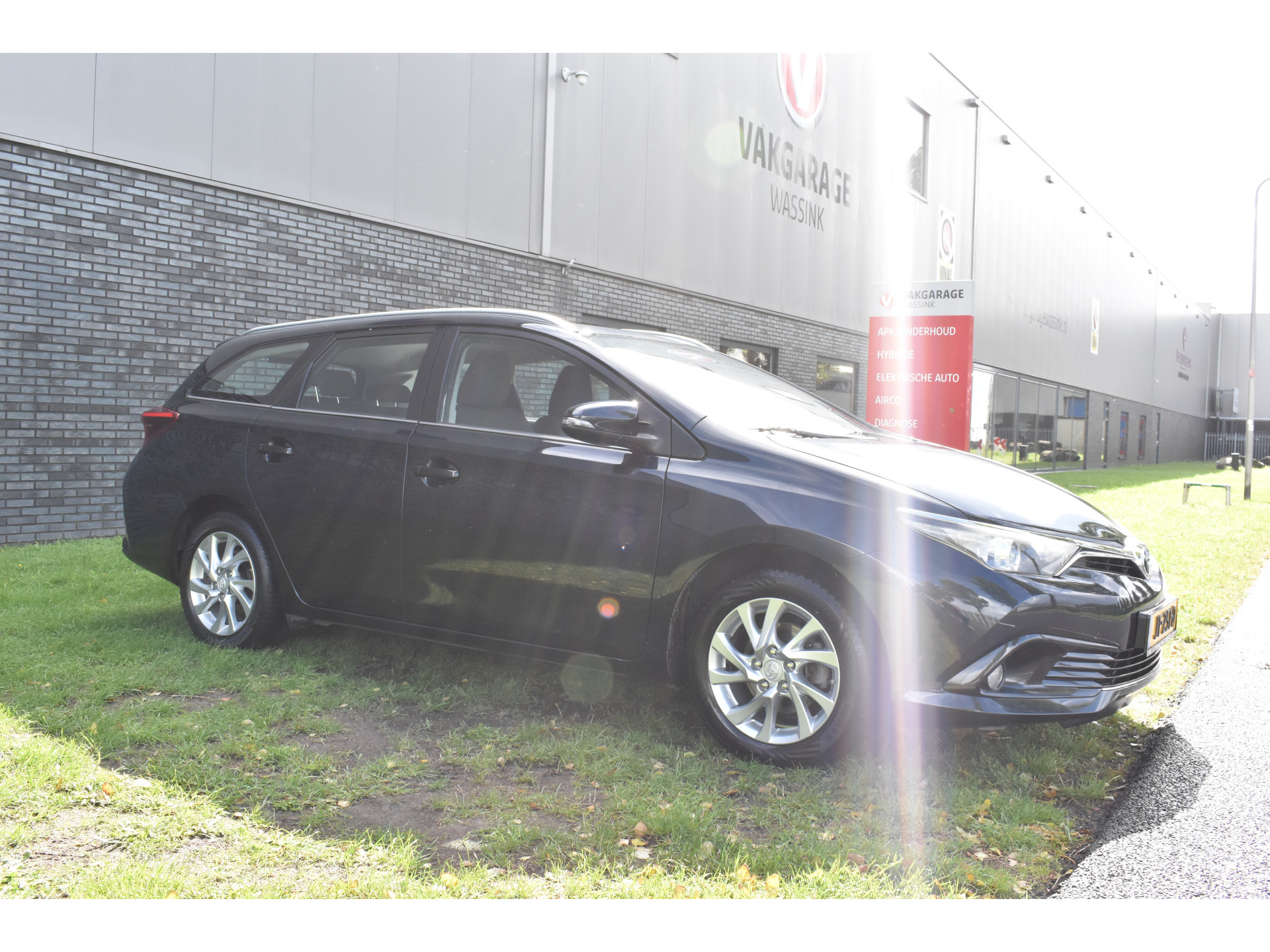 Toyota Auris Touring Sports 1.2T Aspiration Limited Navi Trekhaak Parkeer camerafoto’s volgen