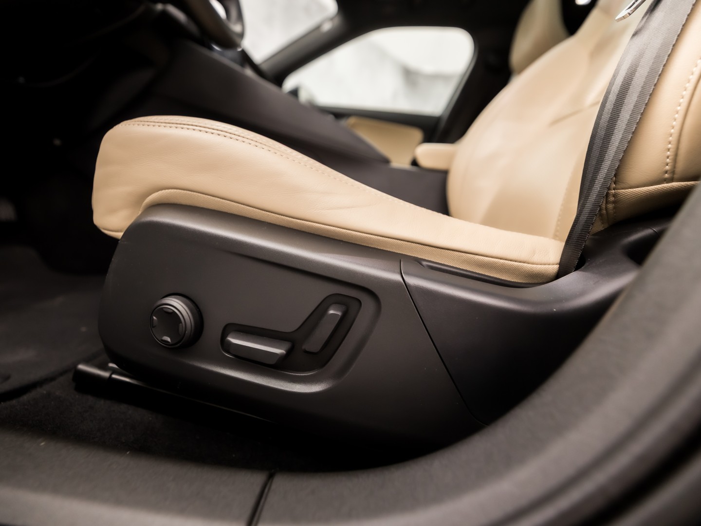 Polestar 2 Long Range Dual Motor Launch Edition 78kWh 408Pk Automaat (PANORAMADAK, HARMAN/KARDON, APPLE CARPLAY, 360 CAMERA, STOELVENTILATIE, MEMORY SEATS, GETINT GLAS, TREKHAAK, ELEK ACHTERKLEP, NIEUWSTAAT)