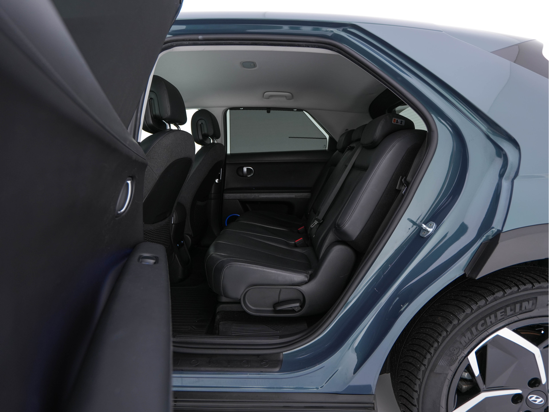 Hyundai IONIQ 5 Connect+ AWD 77.4 kWh [3-FASE]  { SOH-92% } (INCL-BTW) Aut.* HEATPUMP | LEATHER | BOSE-AUDIO | FULL-LED | DIGI-COCKPIT | AMBIENT-LIGHT | DAB | SHIFT-PADDLES | HEAD-UP | NAVI-FULLMAP | KEYLESS | CAMERA | HEATED-COMFORTSEATS | ...