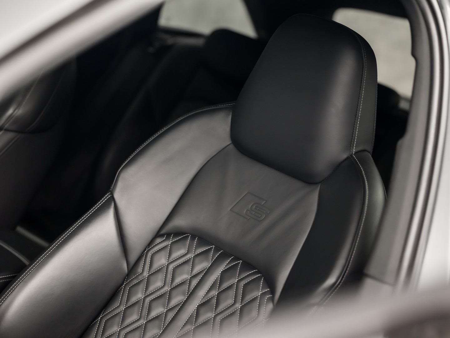 Audi A6 Avant 55 TFSI quattro S-Line 340Pk Automaat (PANORAMADAK, 6 CILINDER, BANG&OLUFSEN, HEAD-UP DISPLAY, NAPPA LEDER, MEESTURENDE ACHTERAS, CAMERA, STOELVERWARMING, SFEERVERLICHTING, ADAPTIVE CRUISE, MATRIX LED, NIEUWSTAAT)