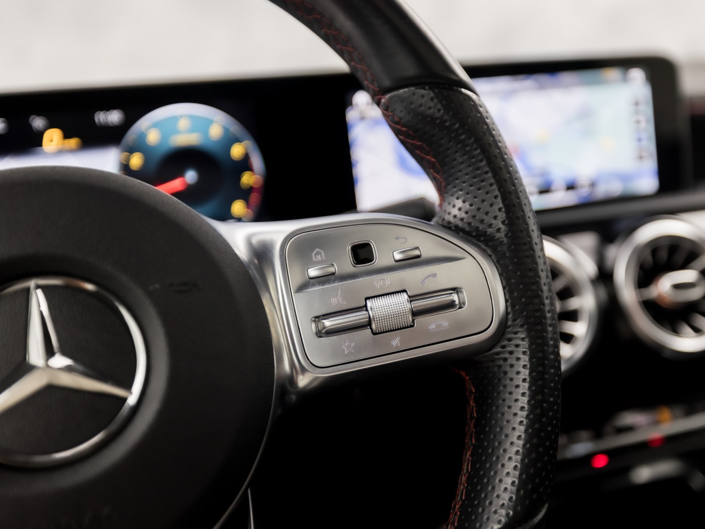 Mercedes-Benz A-Klasse 200 AMG Sport 163Pk Automaat (PANORAMADAK, GROOT NAVI, SFEERVERLICHTING, CAMERA, STOELVERWARMING, SPORTSTOELEN, GETINT GLAS, LEDER/ALCANTARA, NIEUWSTAAT)