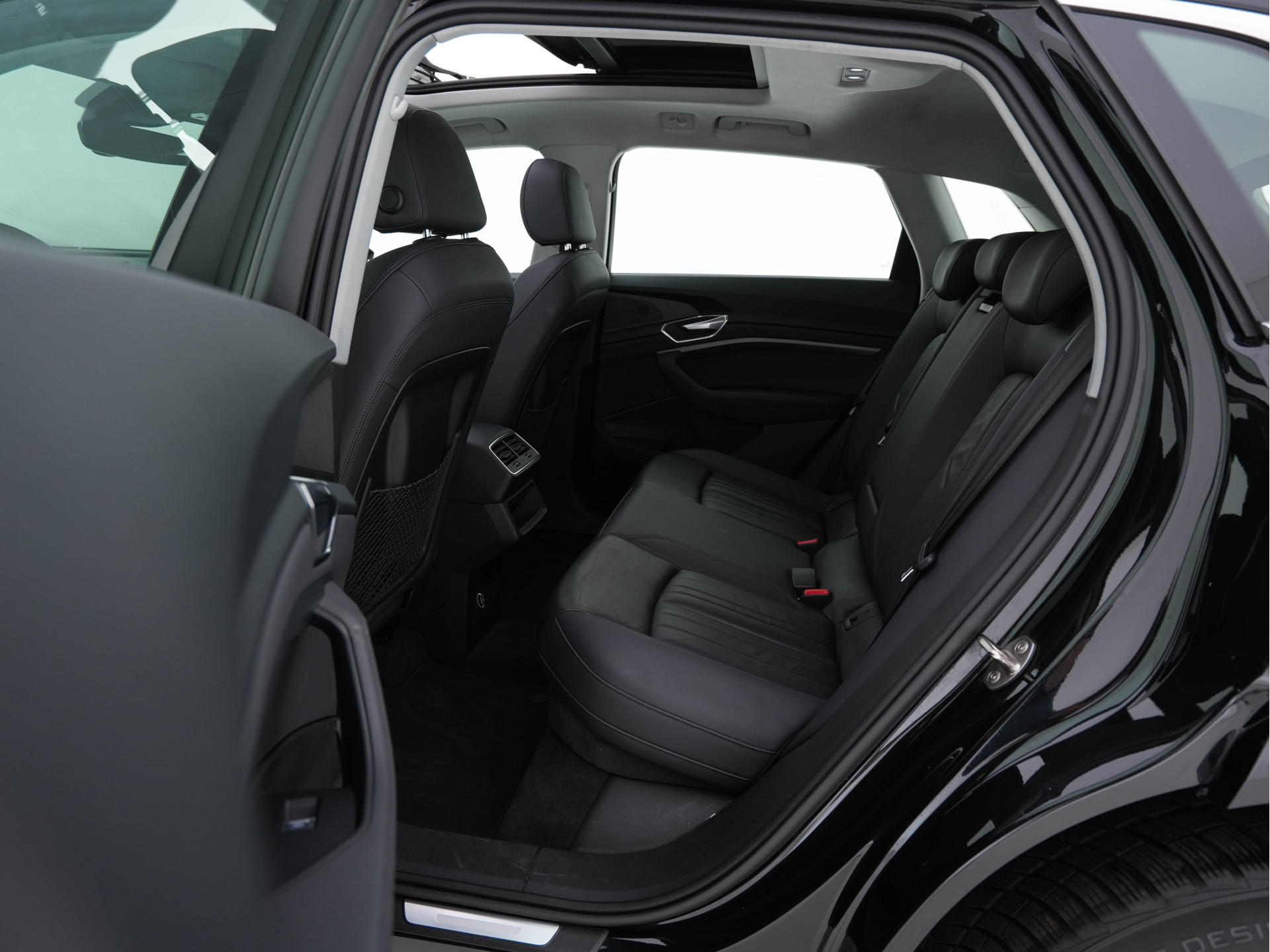 Audi e-tron 50 Quattro Launch-Edition-Plus 71 kWh [ 3-Fase ] {SOH-100%} (INCL-BTW) *PANO | LUXURY-LEATHER | ADAPTIVE-CRUISE | FULL-LED | DIGI-COCKPIT | KEYLESS | MEMORY-PACK | CAMERA | NAVI-FULLMAP | SHIFT-PADDLES | COMFORT-SEATS | 20''ALU*