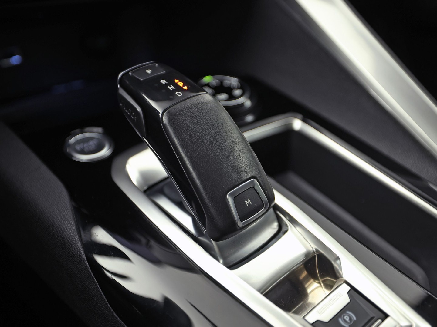 Peugeot 3008 1.2 PureTech Sport Automaat (PANORAMADAK, APPLE CARPLAY, GROOT NAVI, 360 CAMERA, LEDER, STOELVERWARMING, SPORTSTOELEN, GETINT GLAS, KEYLESS, DRIVE SELECT, NIEUWSTAAT)