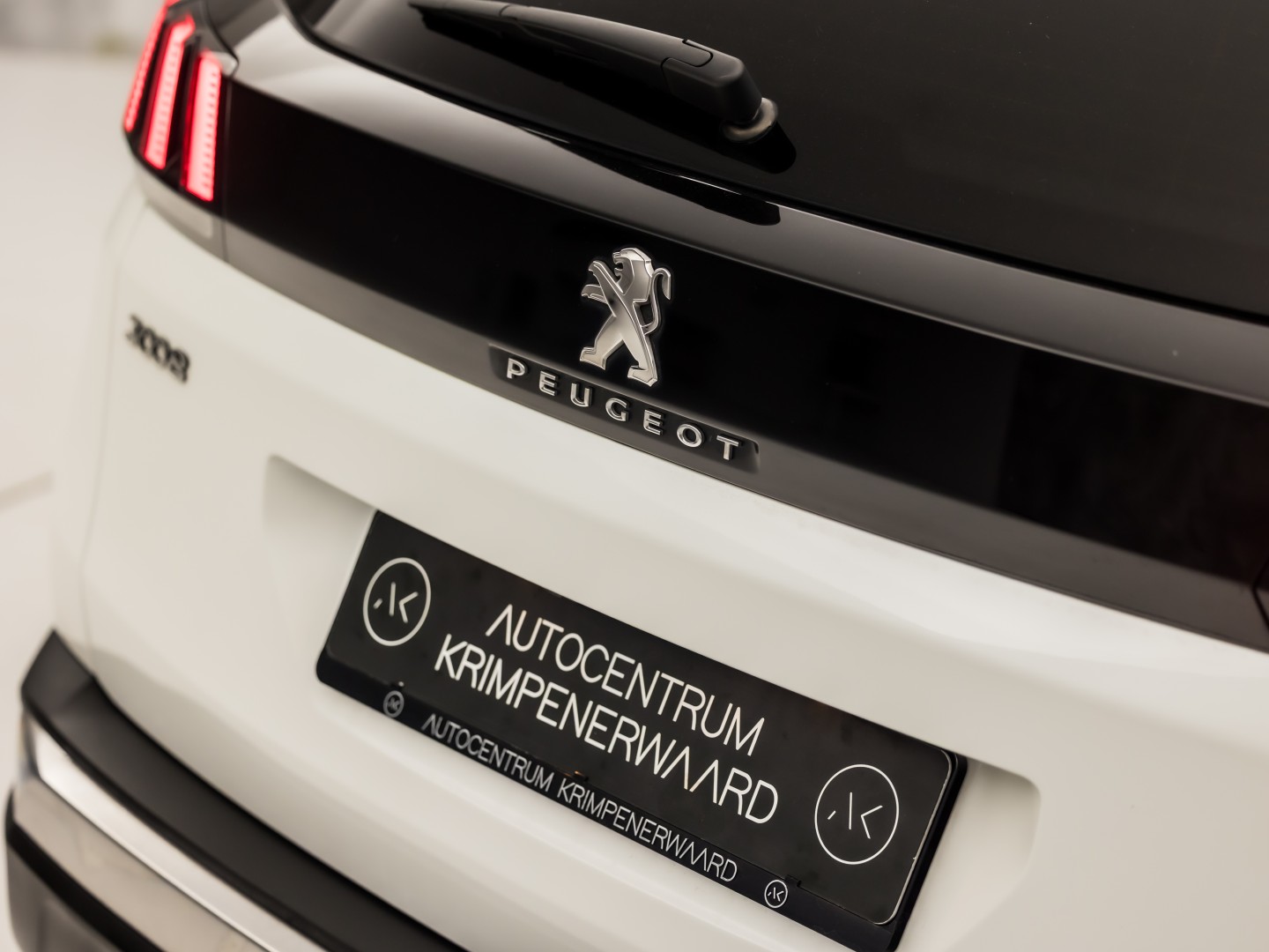 Peugeot 3008 1.2 PureTech Allure Sport (APPLE CARPLAY, GROOT NAVI, 360 CAMERA, DRIVE MODE, GETINT GLAS, SPORTSTOELEN, LEDER, TREKHAAK, CRUISE, NIEUWSTAAT)