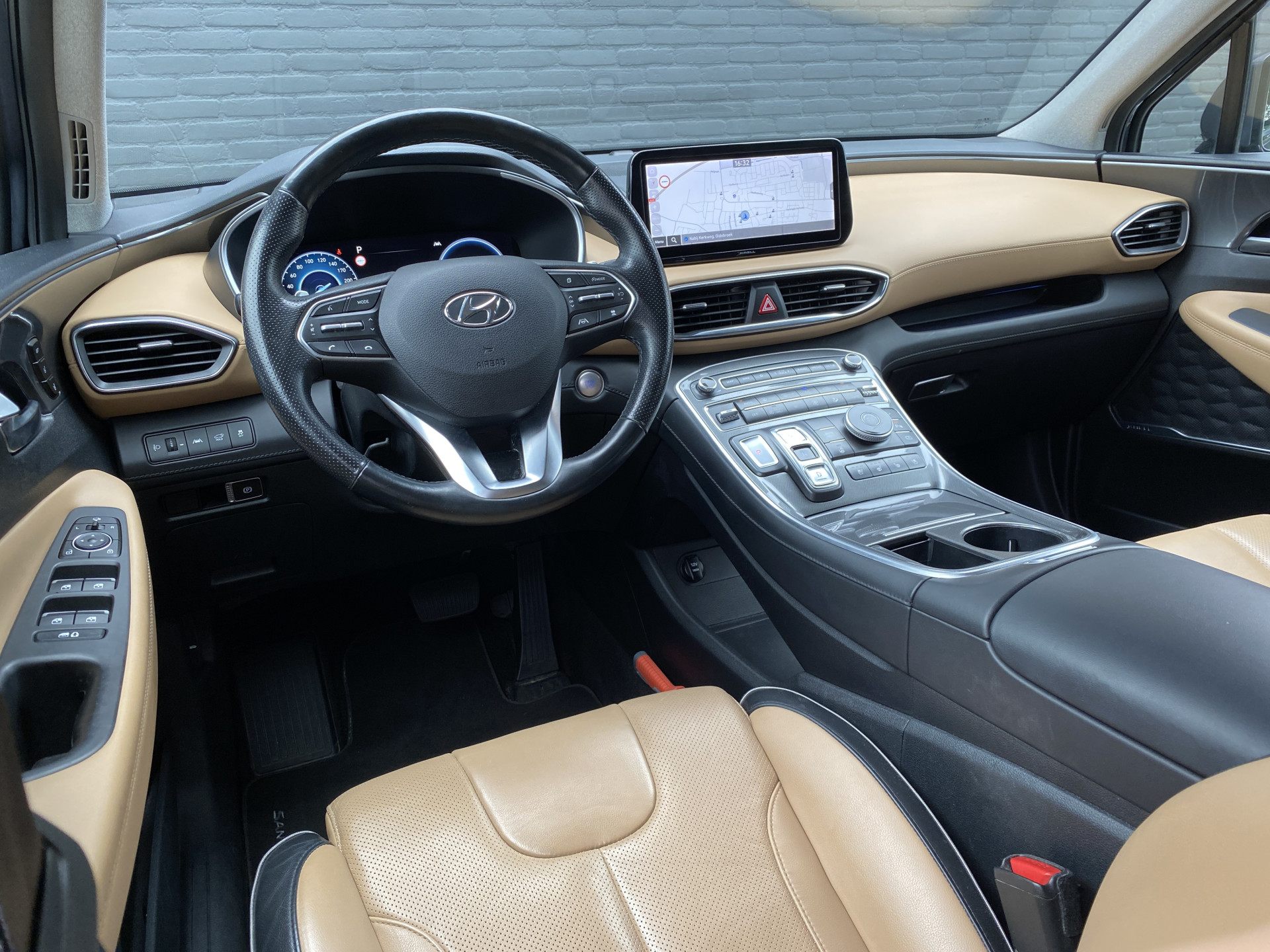 Hyundai Santa Fe 1.6 T-GDI HEV 230 pk Premium AUT. | dealer onderh. | leder inter. | 360 camera | trekhaak | memory | stoel-/stuurvw.