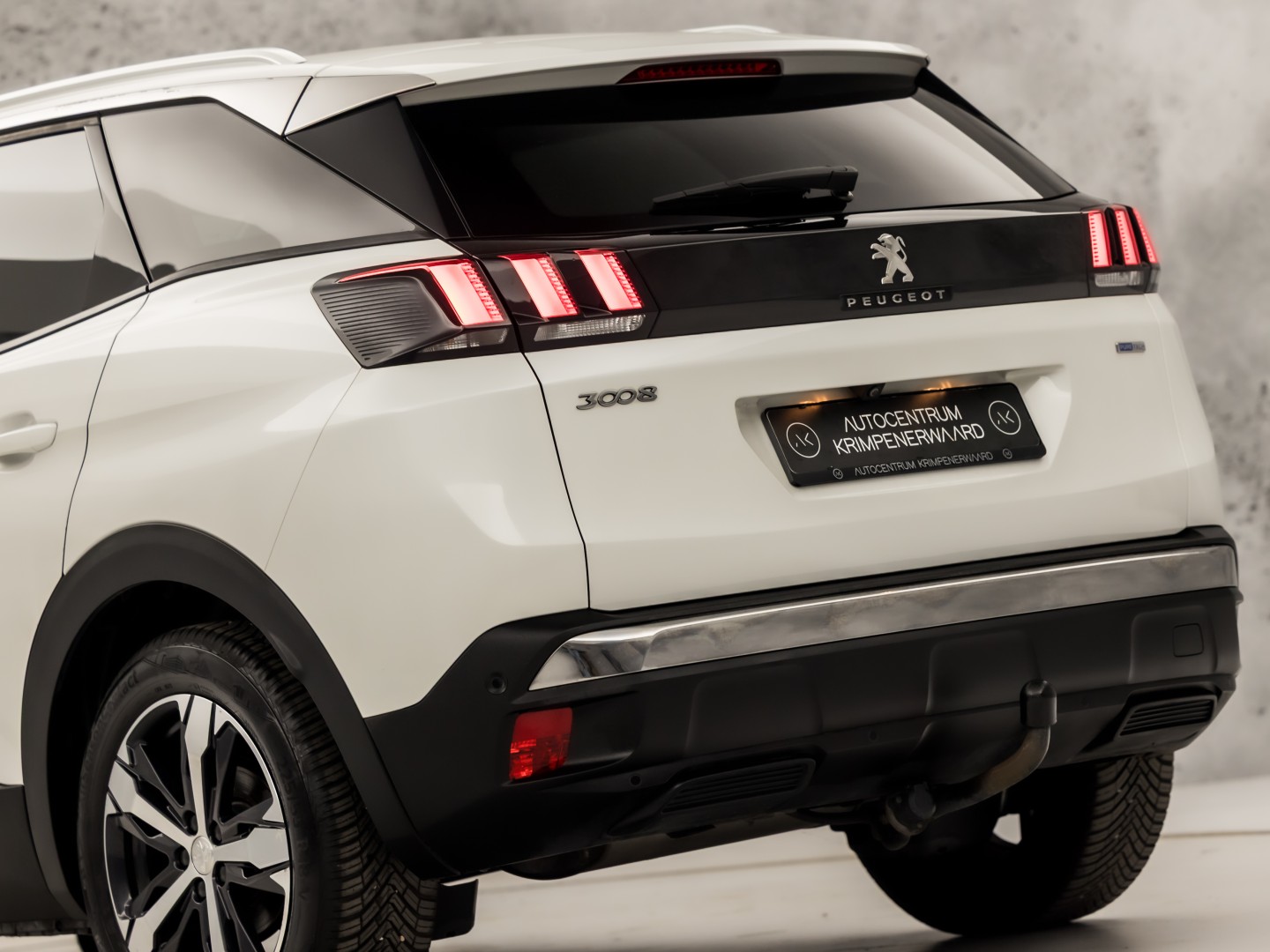 Peugeot 3008 1.2 PureTech Allure Sport (APPLE CARPLAY, GROOT NAVI, 360 CAMERA, DRIVE MODE, GETINT GLAS, SPORTSTOELEN, LEDER, TREKHAAK, CRUISE, NIEUWSTAAT)