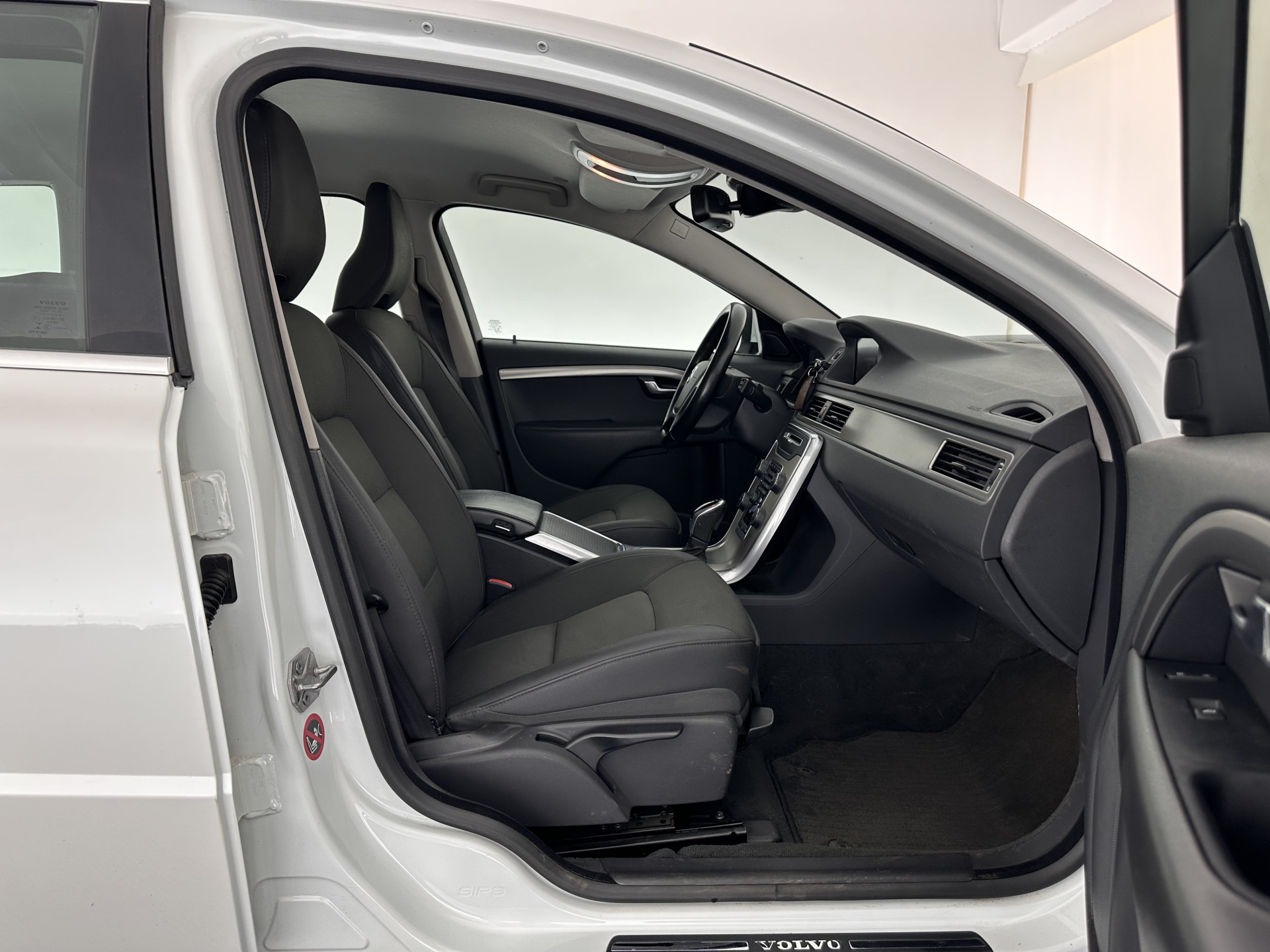 Volvo V70 1.6 D2 Kinetic Sport-Pack Aut. *NAVI-FULLMAP | COMFORT-SEATS | ECC | SIPS | PDC | CRUISE | PRIVACY-GLASS | TOWBAR | 17''ALU*