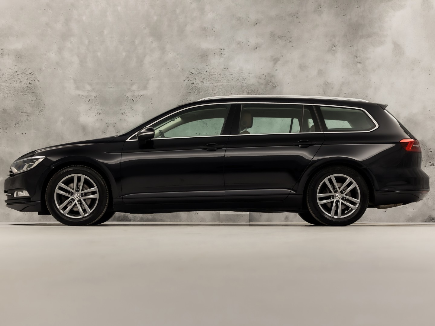 Volkswagen Passat Variant 1.4 TSI Sport (NAVIGATIE, CLIMATE, BRUIN LEDER, KEYLESS, PARKEERSENSOREN, SPORTSTOELEN, CRUISE, NIEUWE APK, NIEUWSTAAT)