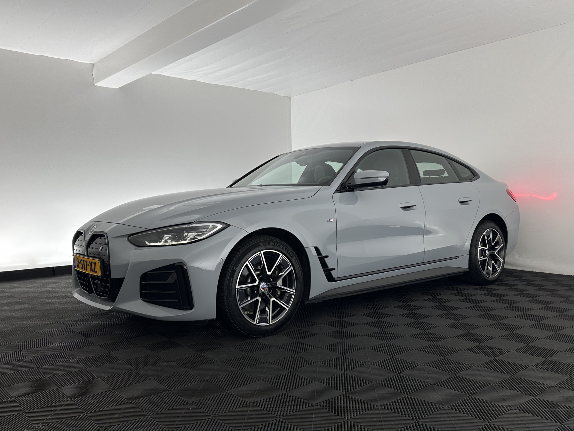 BMW i4 eDrive40 84 kWh M-Sport *M50 JAHRE* [ 3-Fase-11 kW ] {SOH-96%} (INCL-BTW) *LEATHER-ALCANTARA | FULL-LED | ADAPTIVE-CRUISE | HEATED-SPORTSEATS | CAMERA | DAB | DIGI-COCKPIT | NAVI-FULLMAP | AMBIENT-LIGHT | ECC | PDC | CARPLAY | KEYLESS | SHIFTPADDLE