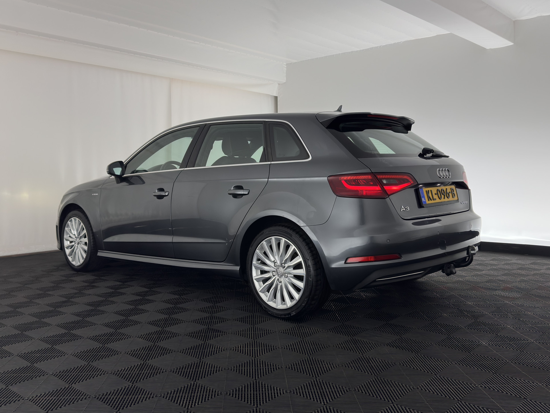Audi A3 Sportback 1.4 e-tron Plug-In Pro Line plus Aut. *LEATHER-FABRIC | FULL-LED | NAVI-FULLMAP | KEYLESS | SPORT-SEATS | AUDI-SOUND | TOWBAR | 17''ALU*