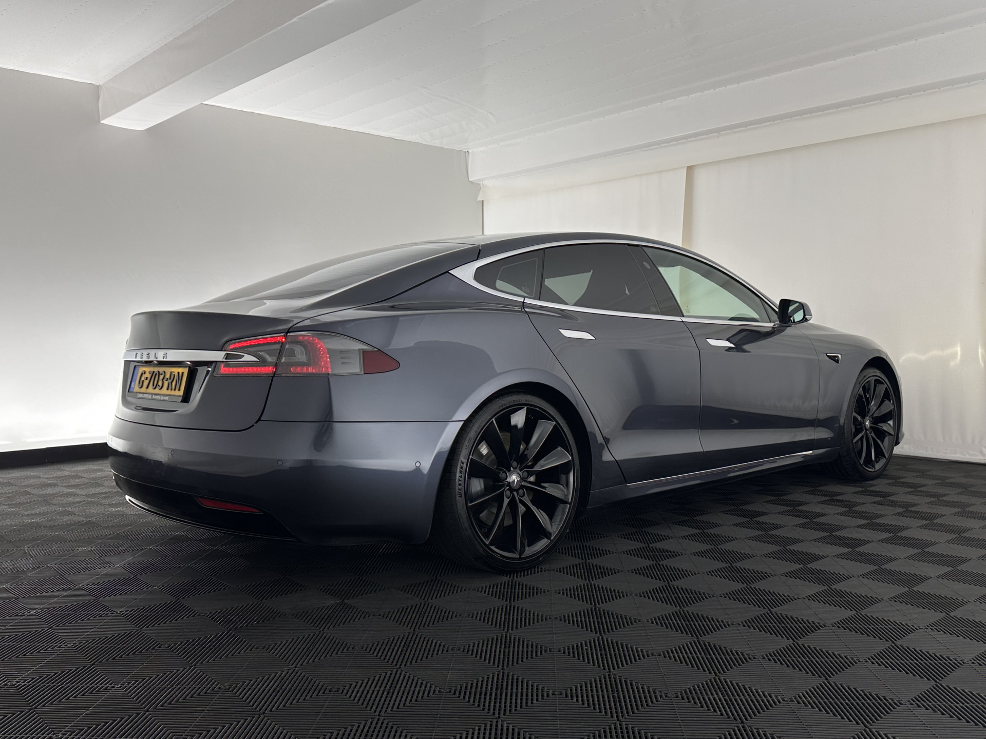 Tesla Model S 75D Base [ 3-Fase-17kW ] (SOH-85%) Aut. *PANO-WINDOW | LEATHER-FABRIC | AIRSUSPENION | FULL-LED | NAVI-FULLMAP | KEYLESS | MEMORY-PACK | HEATED-COMFORTSEATS | DIGI-COCKPIT | CARBON-INLAY | AUTOPILOT | 21"ALU*