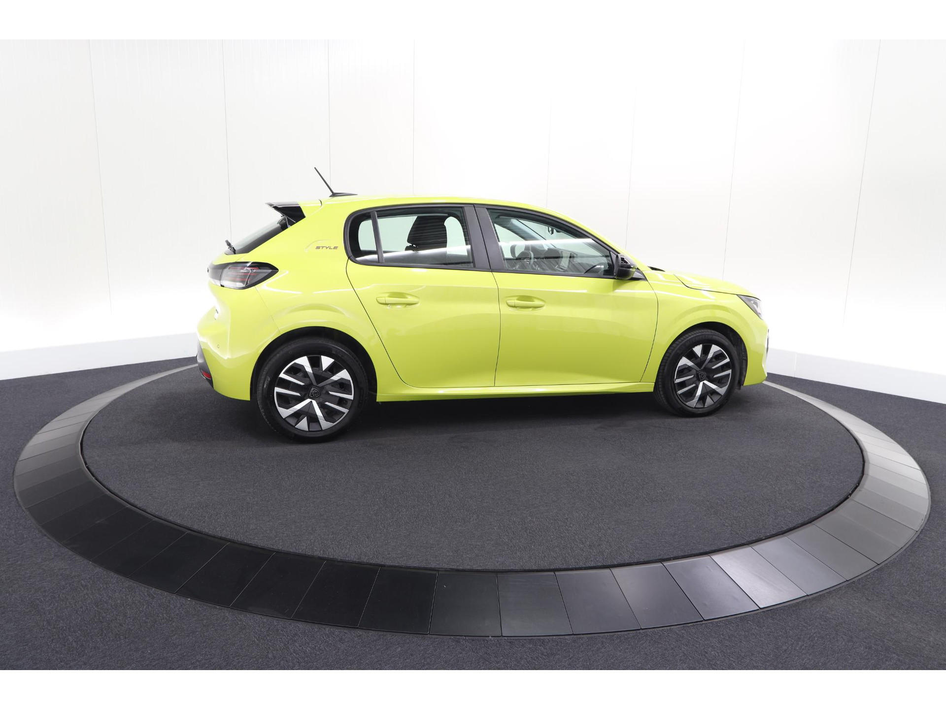 Peugeot 208 1.2 Hybrid 110 e-DCS6 Style | Parkeersensoren | Apple Carplay | Cruise Control | Airco